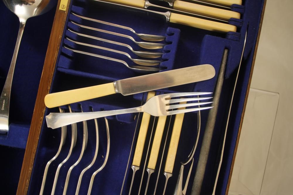 AN ART DECO SILVER PLATED TABLE SERVICE Image