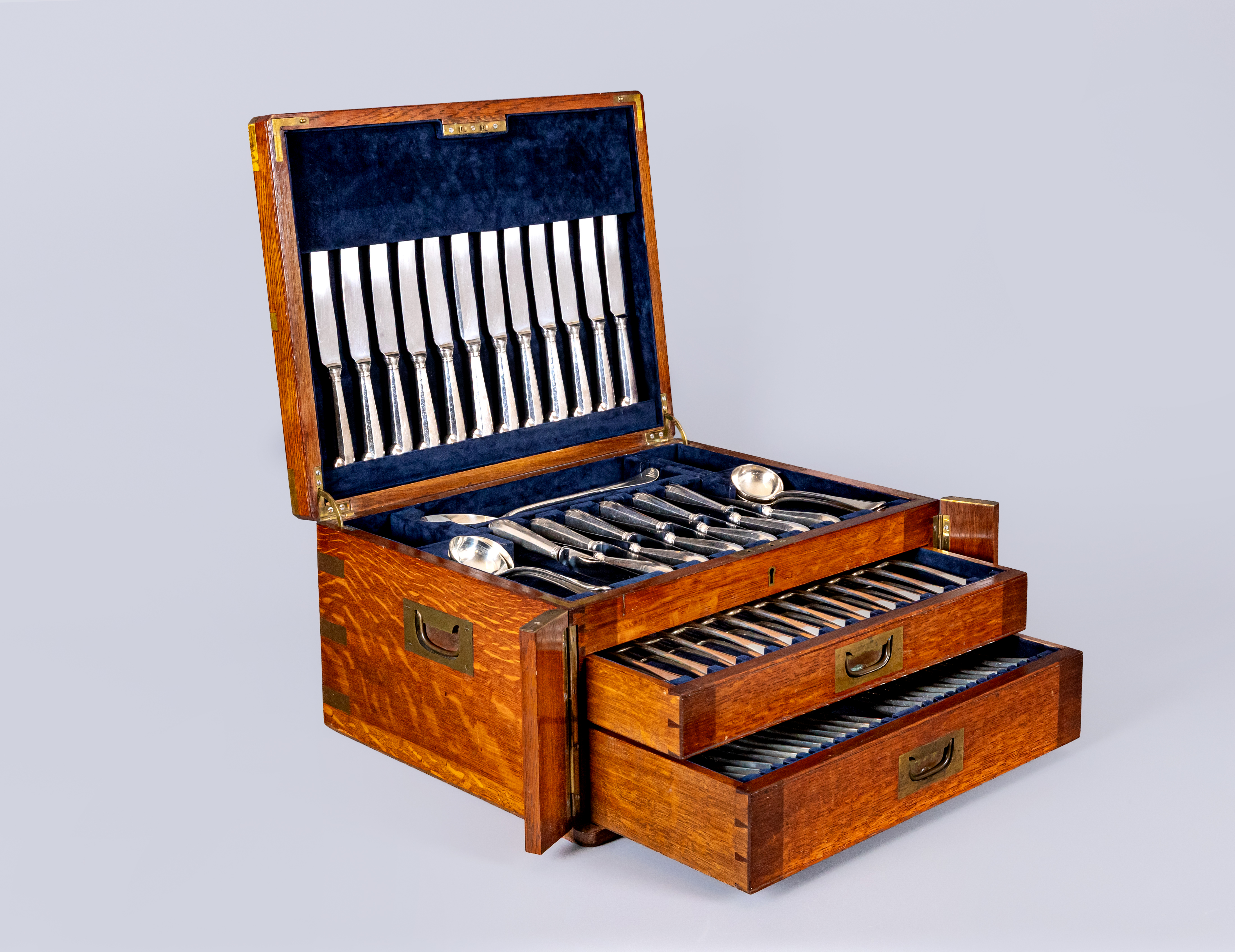 AN EDWARD VII RAT TAIL PATTERN TABLE SERVICE FOR TWELVE PLACE SETTINGS Image