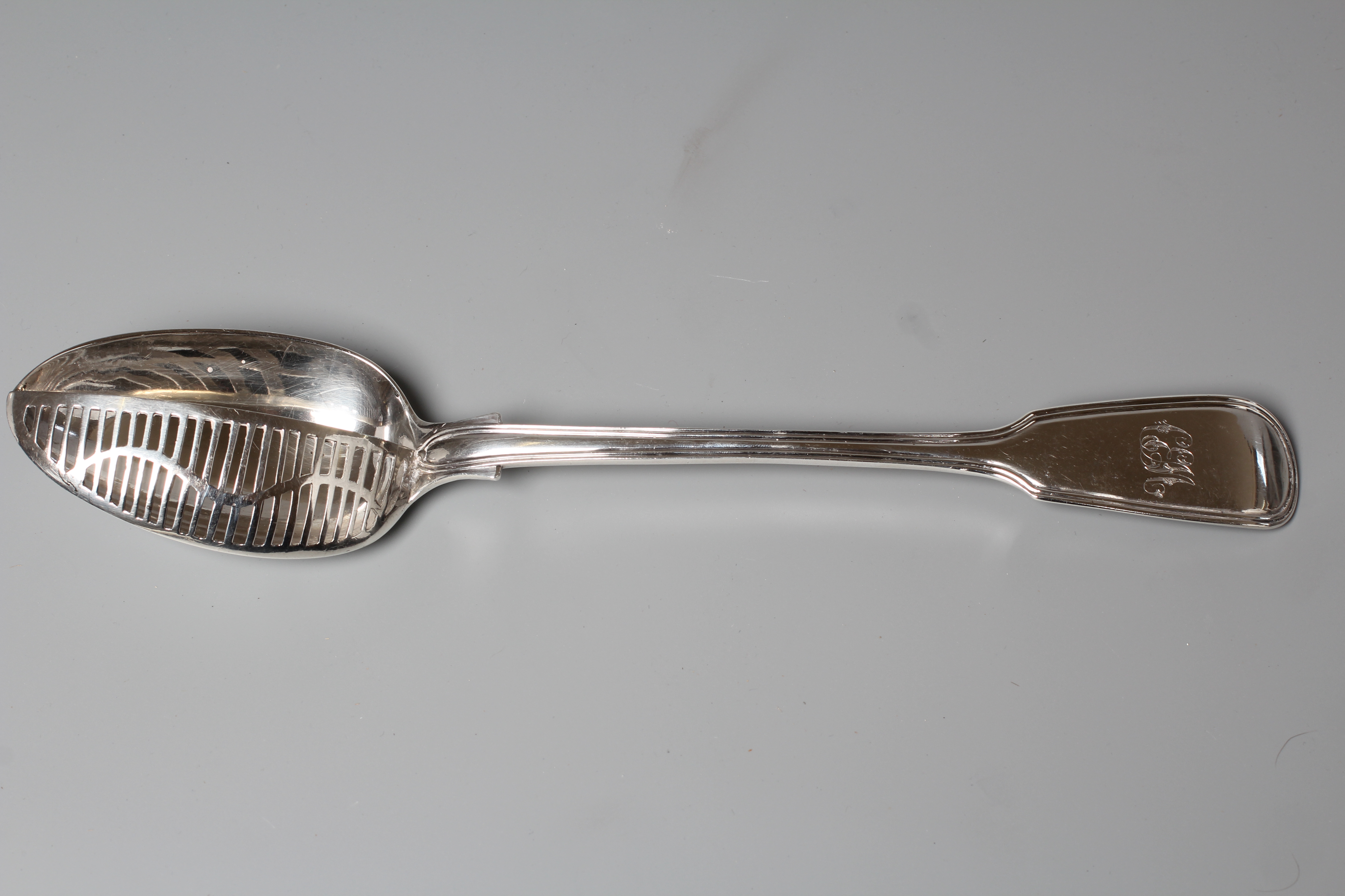 AN EARLY VICTORIAN FIDDLE & THREAD PATTERN STRAINER SPOON by Chawner & Co., London 1853, with fixed Image