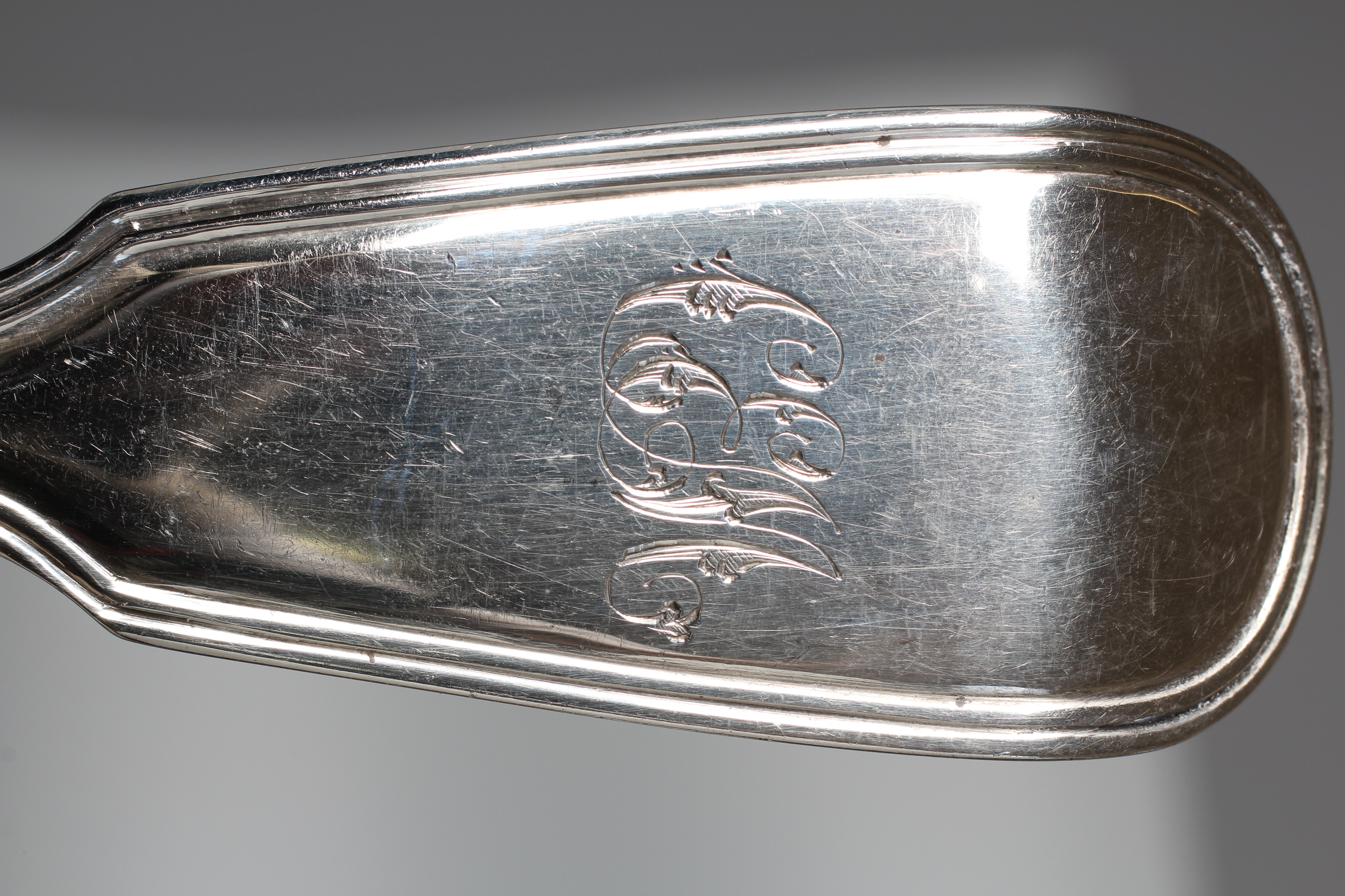 AN EARLY VICTORIAN FIDDLE & THREAD PATTERN STRAINER SPOON by Chawner & Co., London 1853, with fixed Image