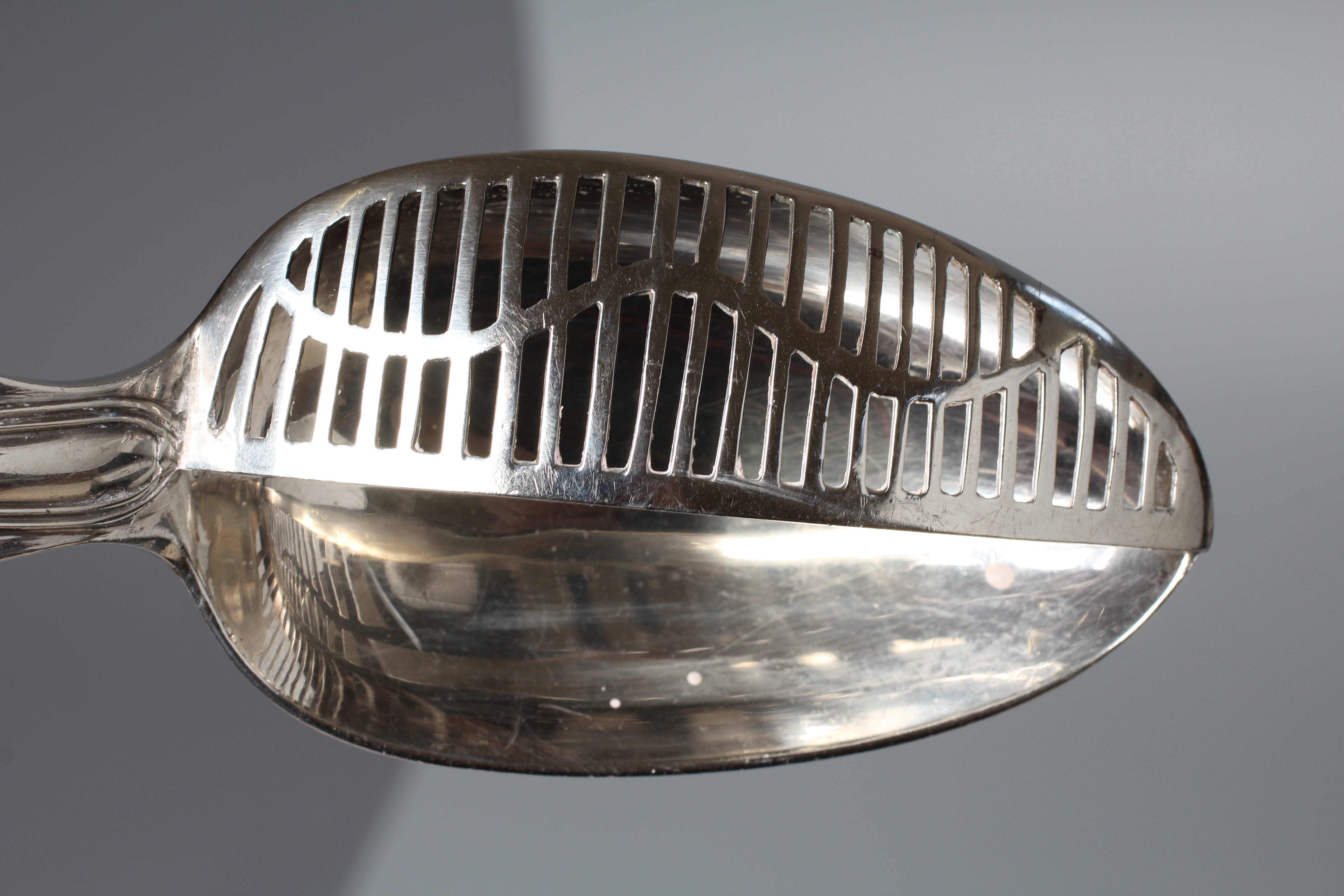 AN EARLY VICTORIAN FIDDLE & THREAD PATTERN STRAINER SPOON by Chawner & Co., London 1853, with fixed Image