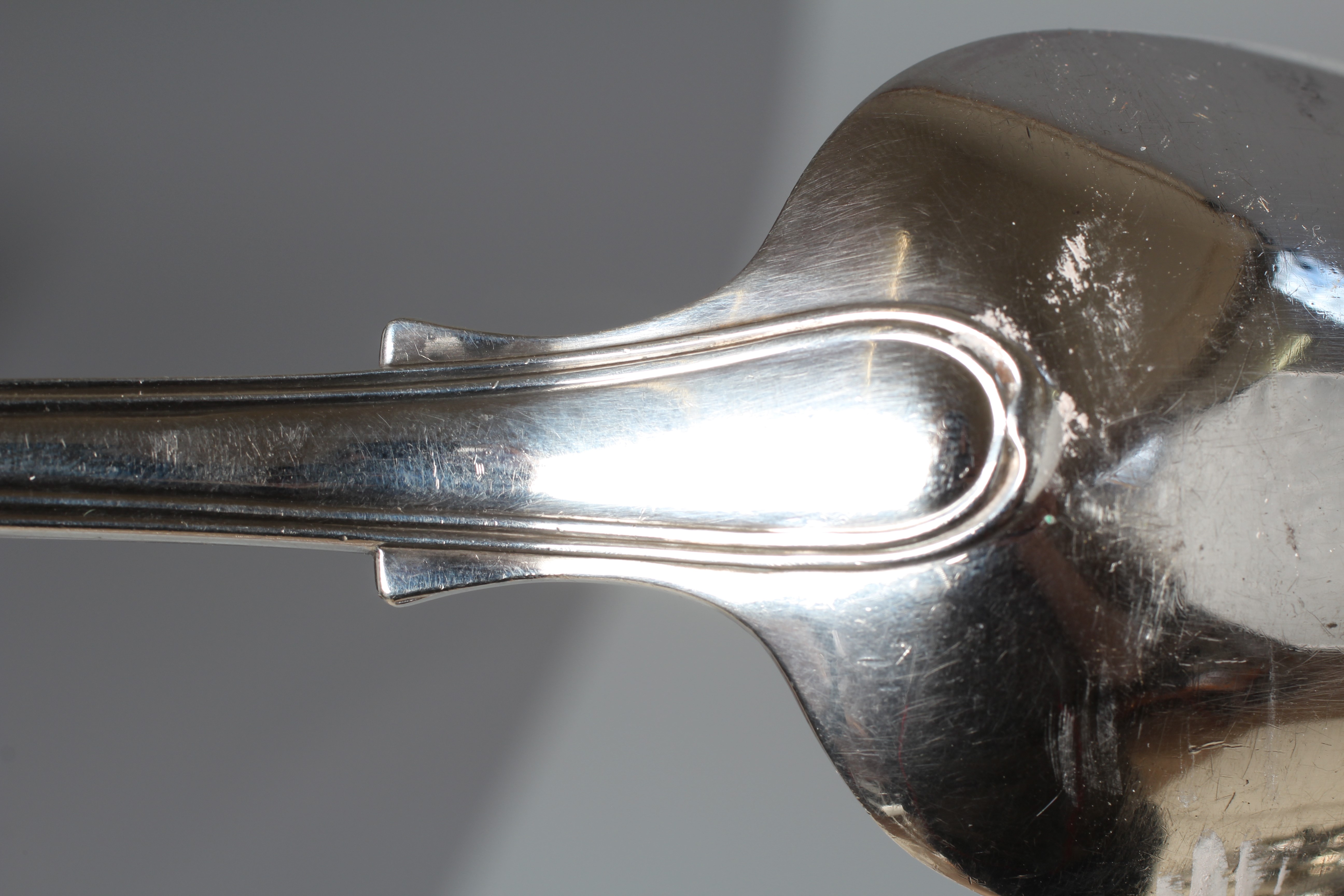 AN EARLY VICTORIAN FIDDLE & THREAD PATTERN STRAINER SPOON by Chawner & Co., London 1853, with fixed Image