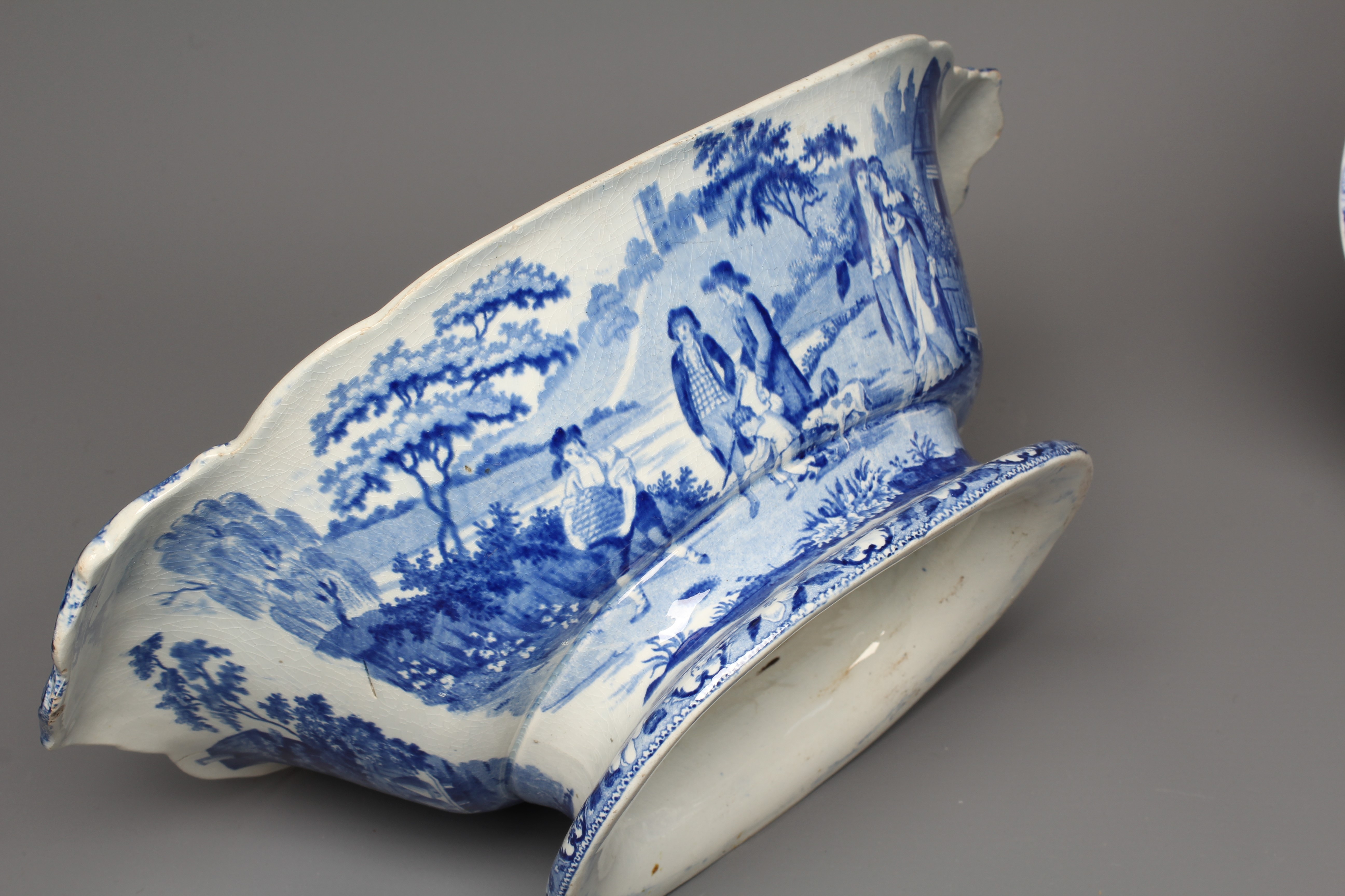 A STAFFORDSHIRE POTTERY BLUE PRINTED BEEMASTER PATTERN TUREEN Image