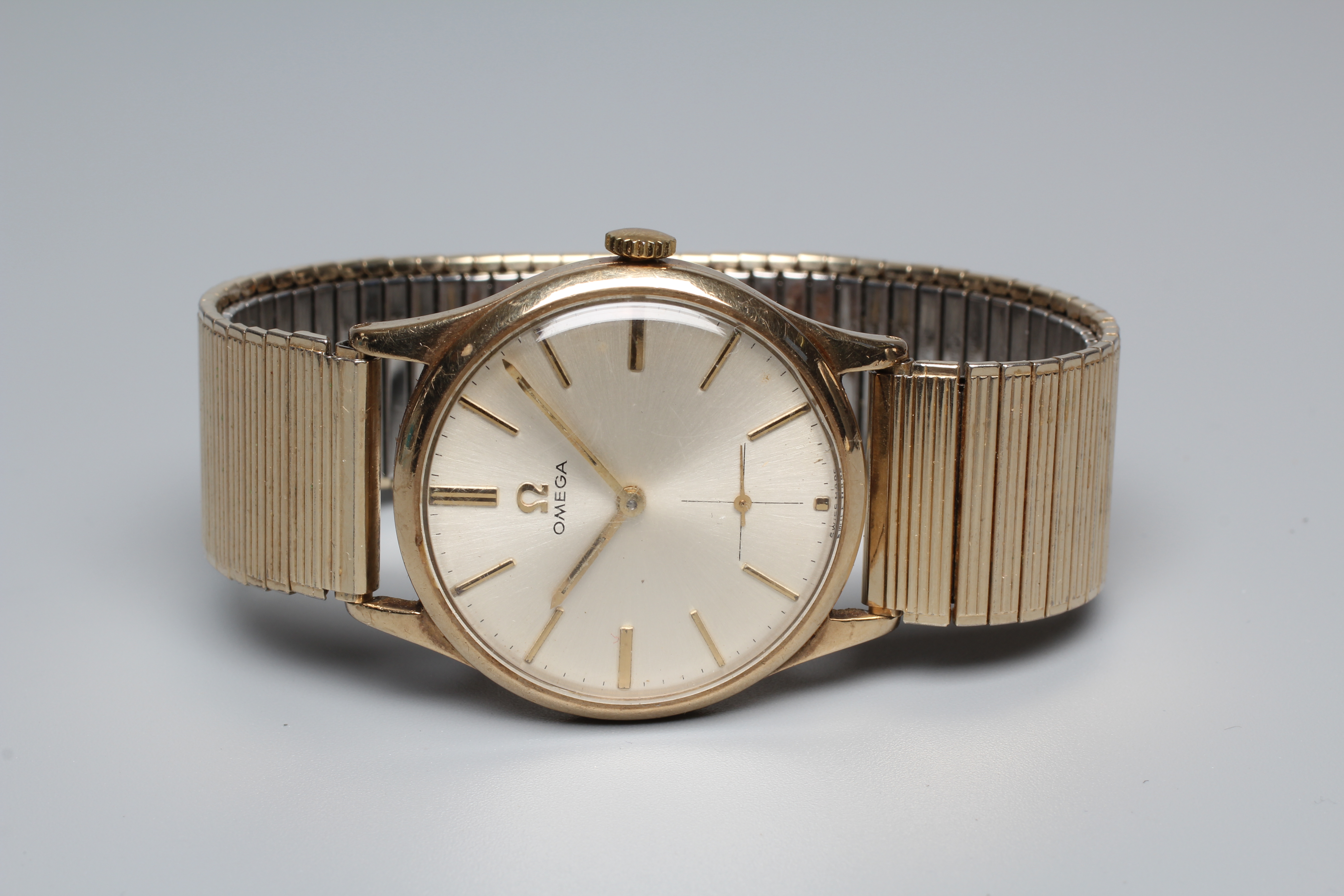 A GENTLEMAN'S 9CT GOLD OMEGA WRISTWATCH Image