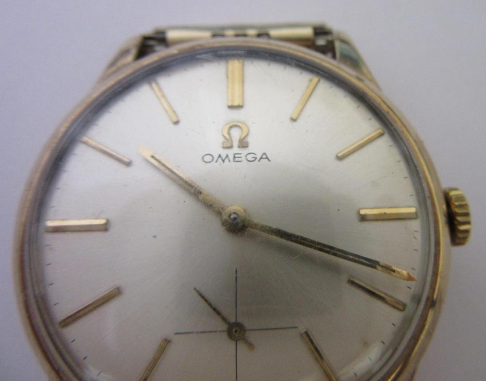 A GENTLEMAN'S 9CT GOLD OMEGA WRISTWATCH Image