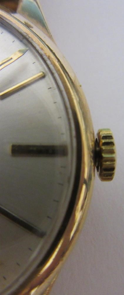 A GENTLEMAN'S 9CT GOLD OMEGA WRISTWATCH Image