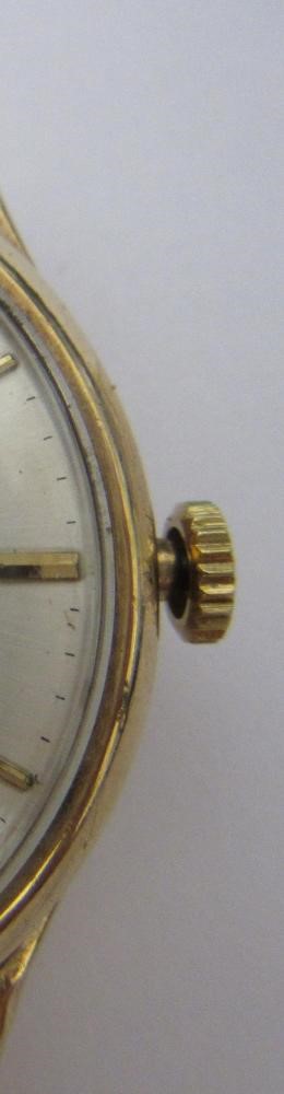 A GENTLEMAN'S 9CT GOLD OMEGA WRISTWATCH Image