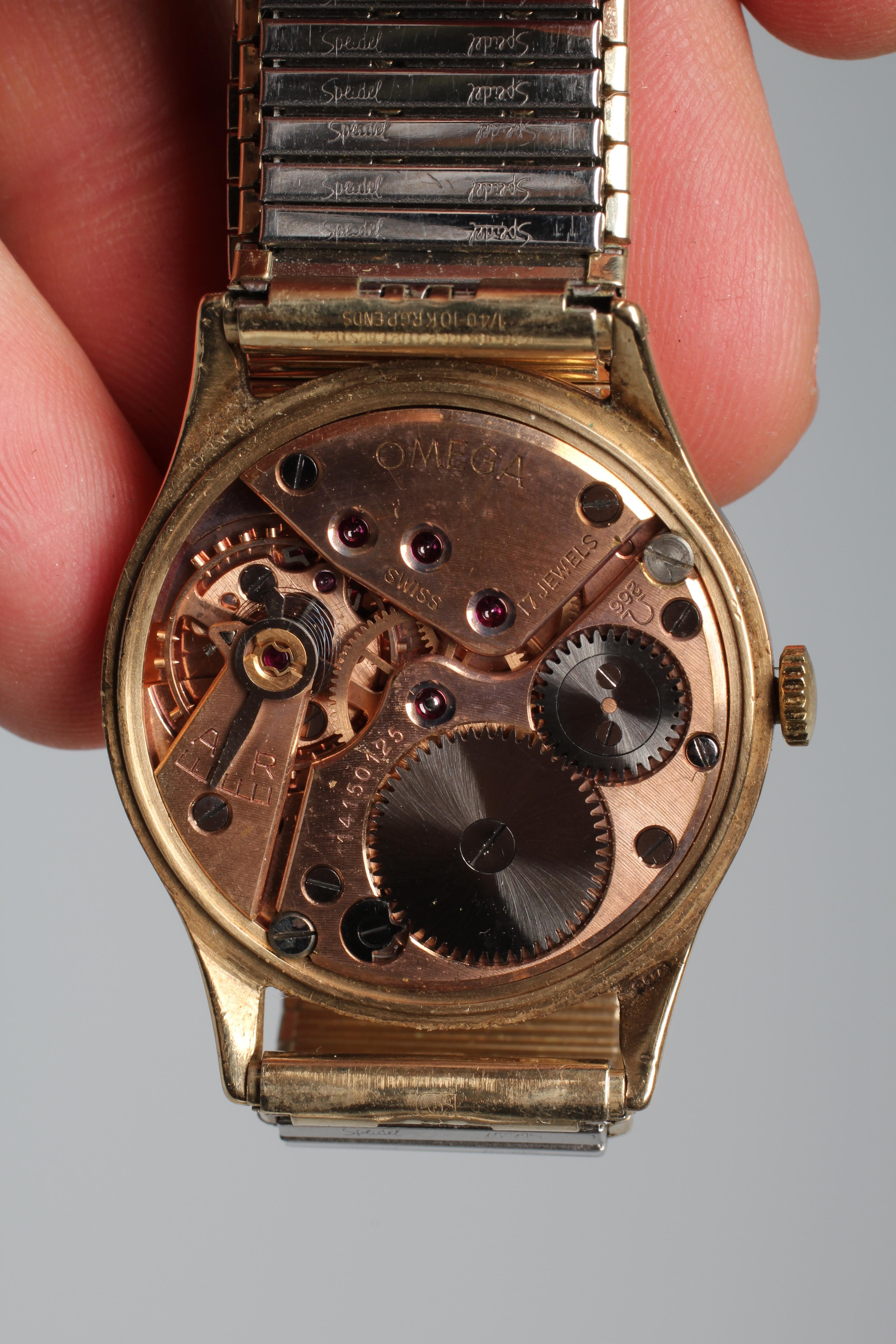 A GENTLEMAN'S 9CT GOLD OMEGA WRISTWATCH Image