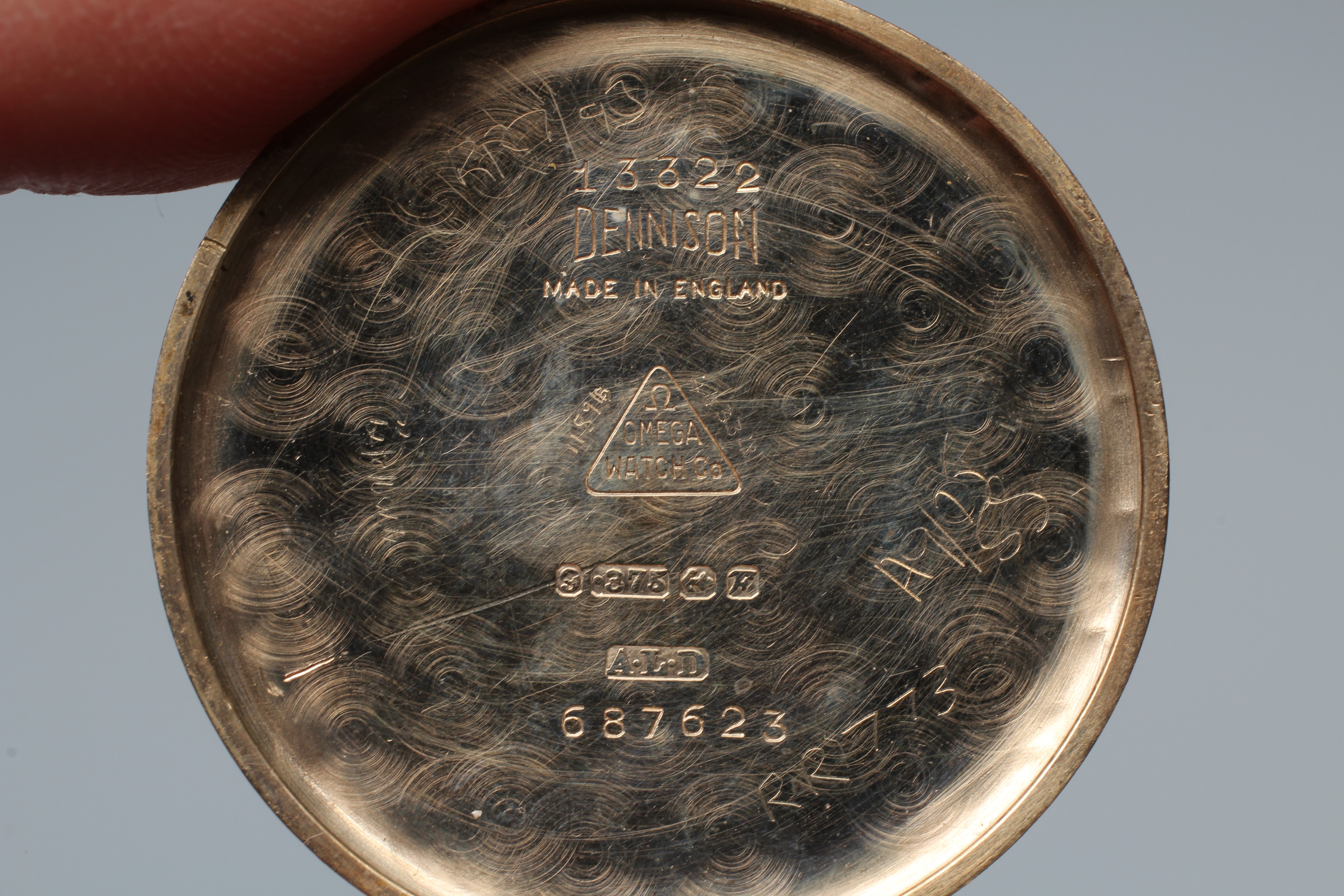 A GENTLEMAN'S 9CT GOLD OMEGA WRISTWATCH Image