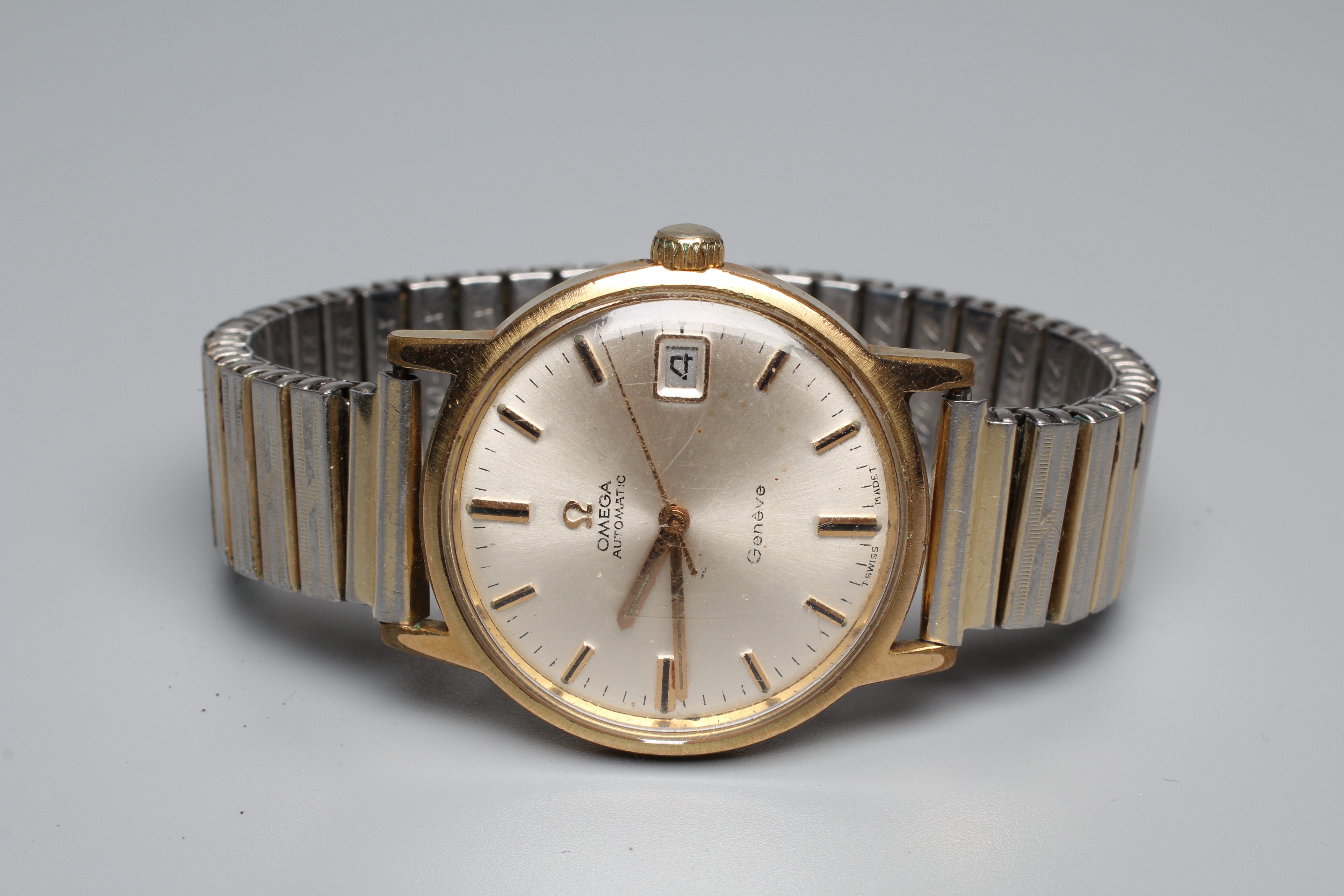 A GENTLEMAN'S OMEGA AUTOMATIC WRISTWATCH, the pale champagne dial with applied metal batons, date Image