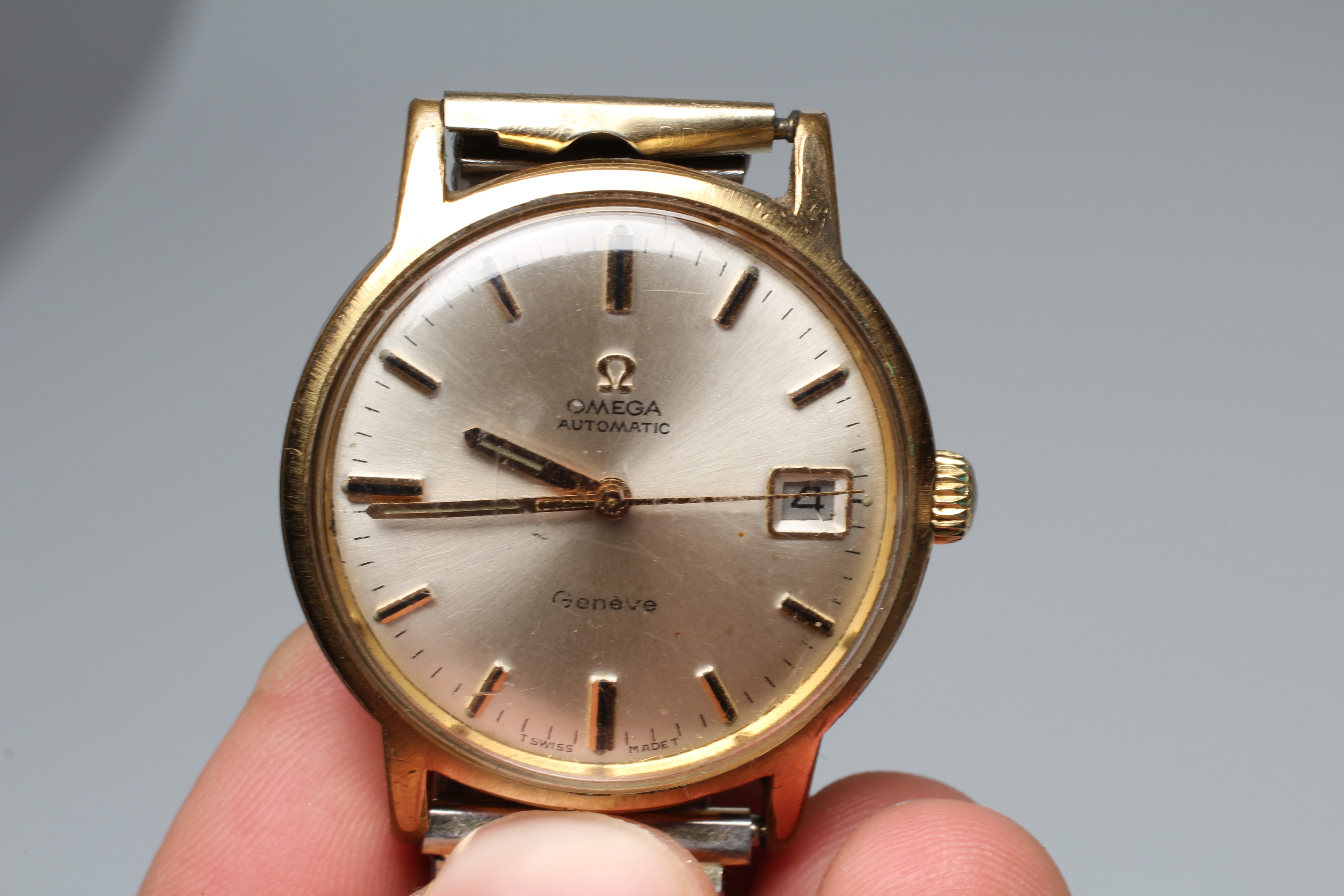 A GENTLEMAN'S OMEGA AUTOMATIC WRISTWATCH, the pale champagne dial with applied metal batons, date Image