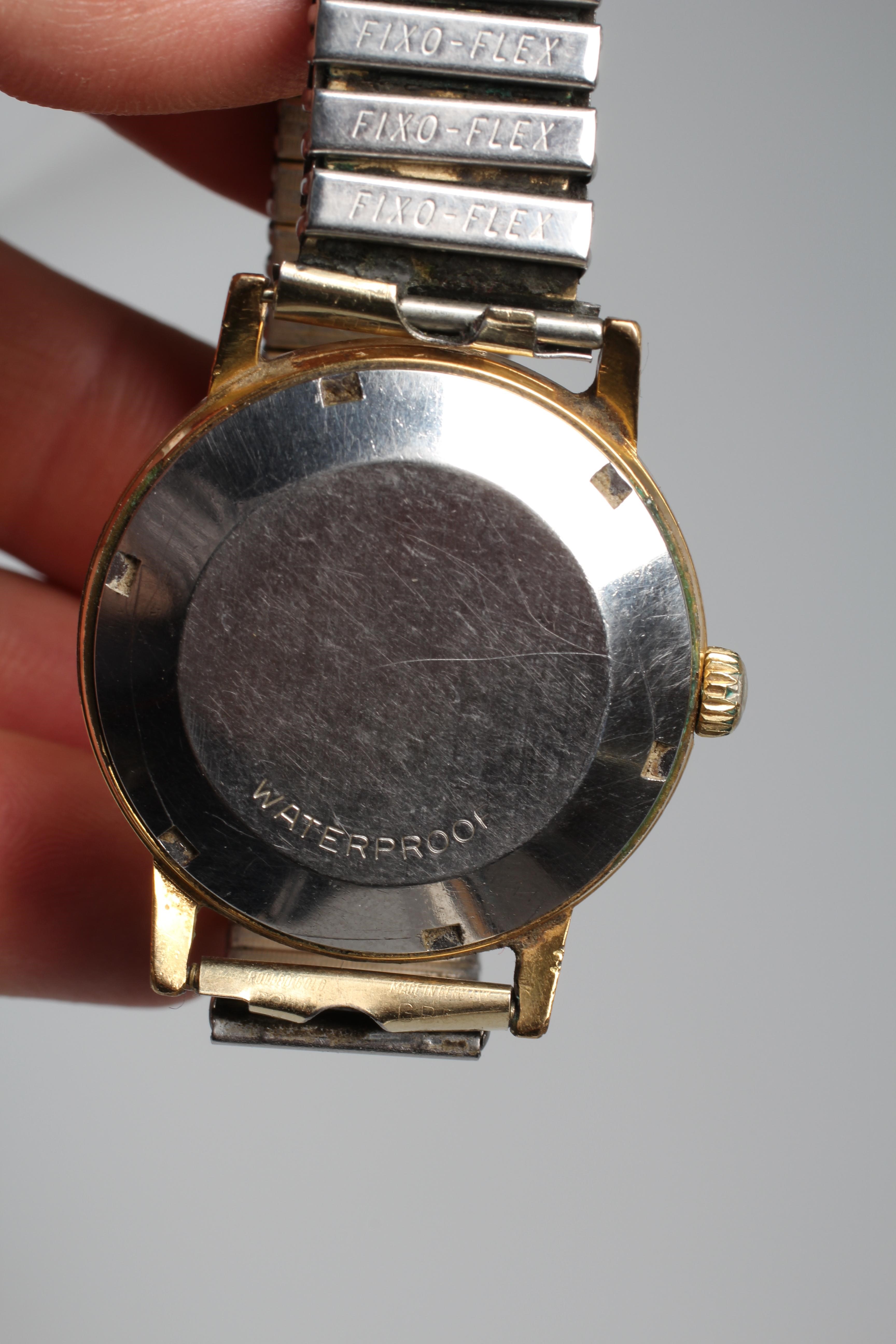 A GENTLEMAN'S OMEGA AUTOMATIC WRISTWATCH, the pale champagne dial with applied metal batons, date Image