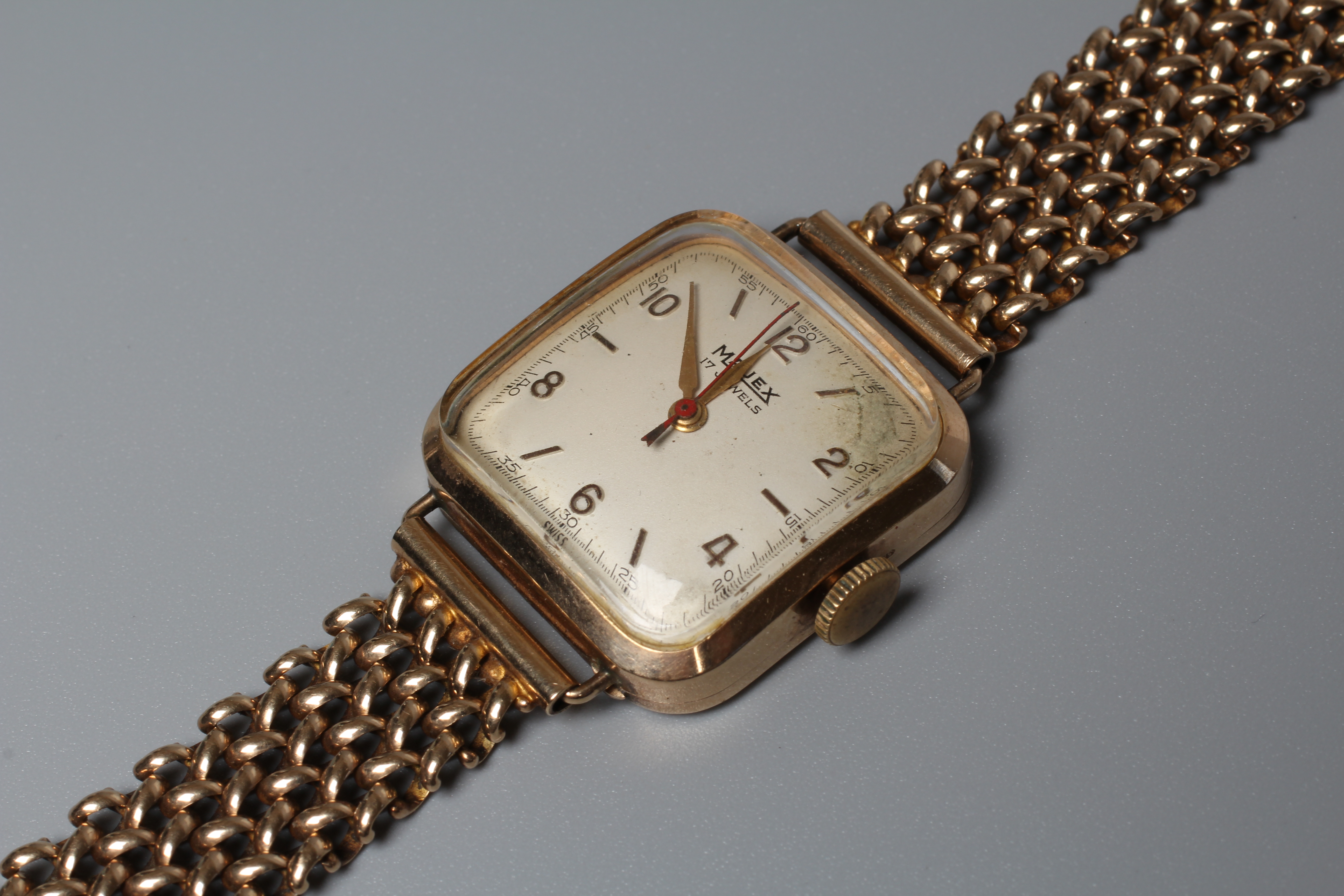 A GENTLEMAN'S 9CT GOLD MAJEX WRISTWATCH Image