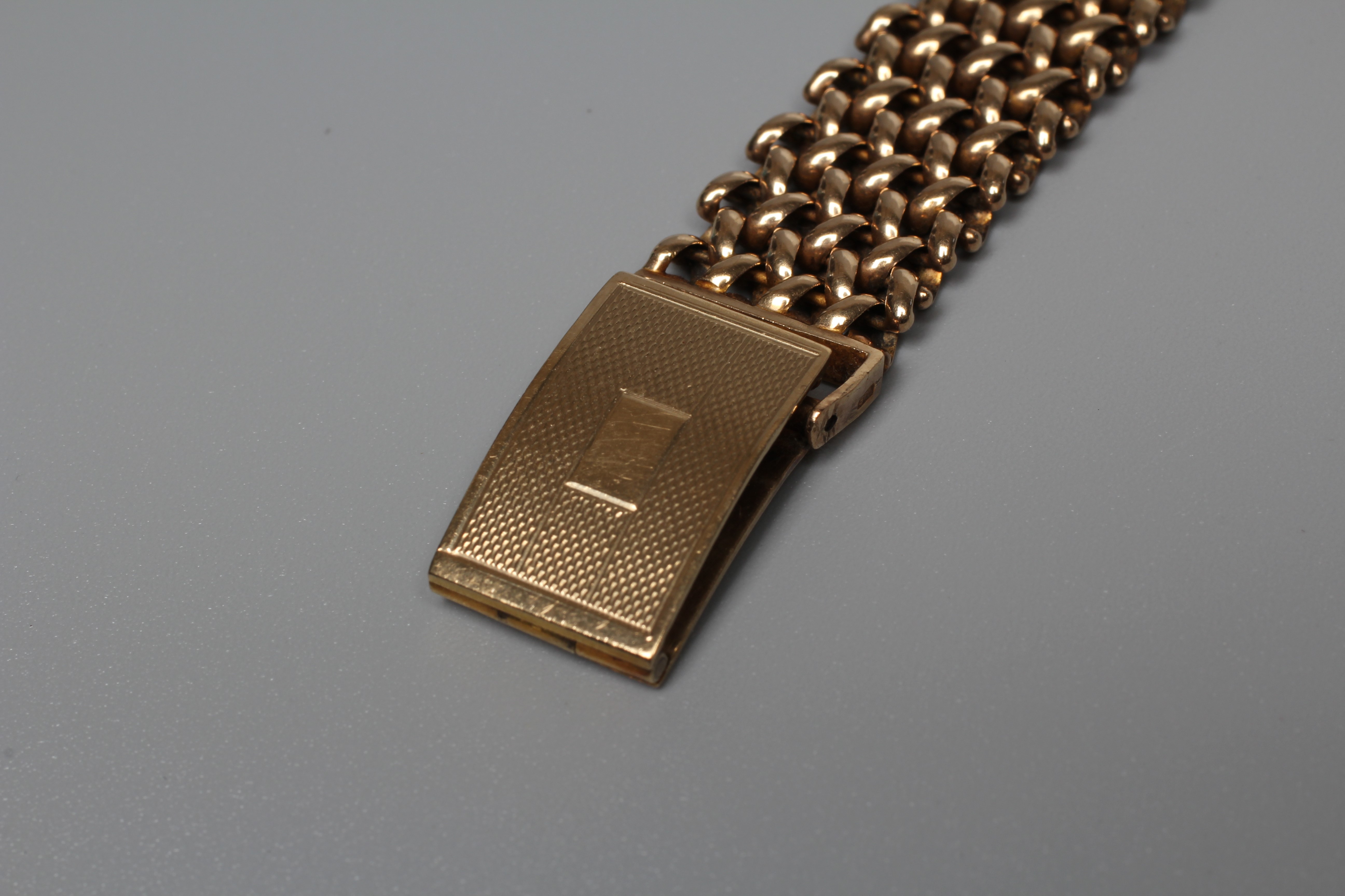A GENTLEMAN'S 9CT GOLD MAJEX WRISTWATCH Image