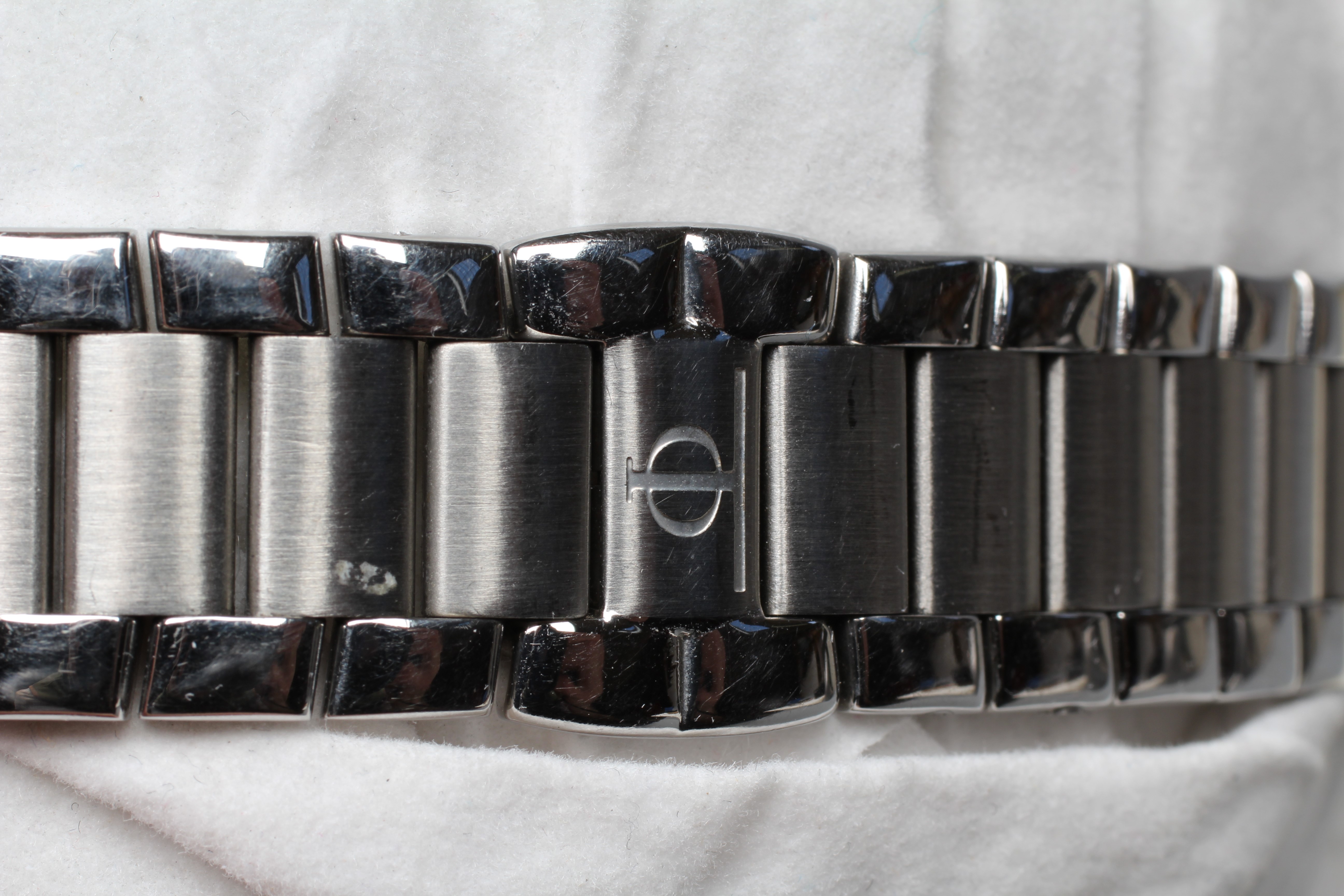 A GENTLEMAN'S BAUME & MERCIER STAINLESS TRIPLE CALENDAR WRISTWATCH Image