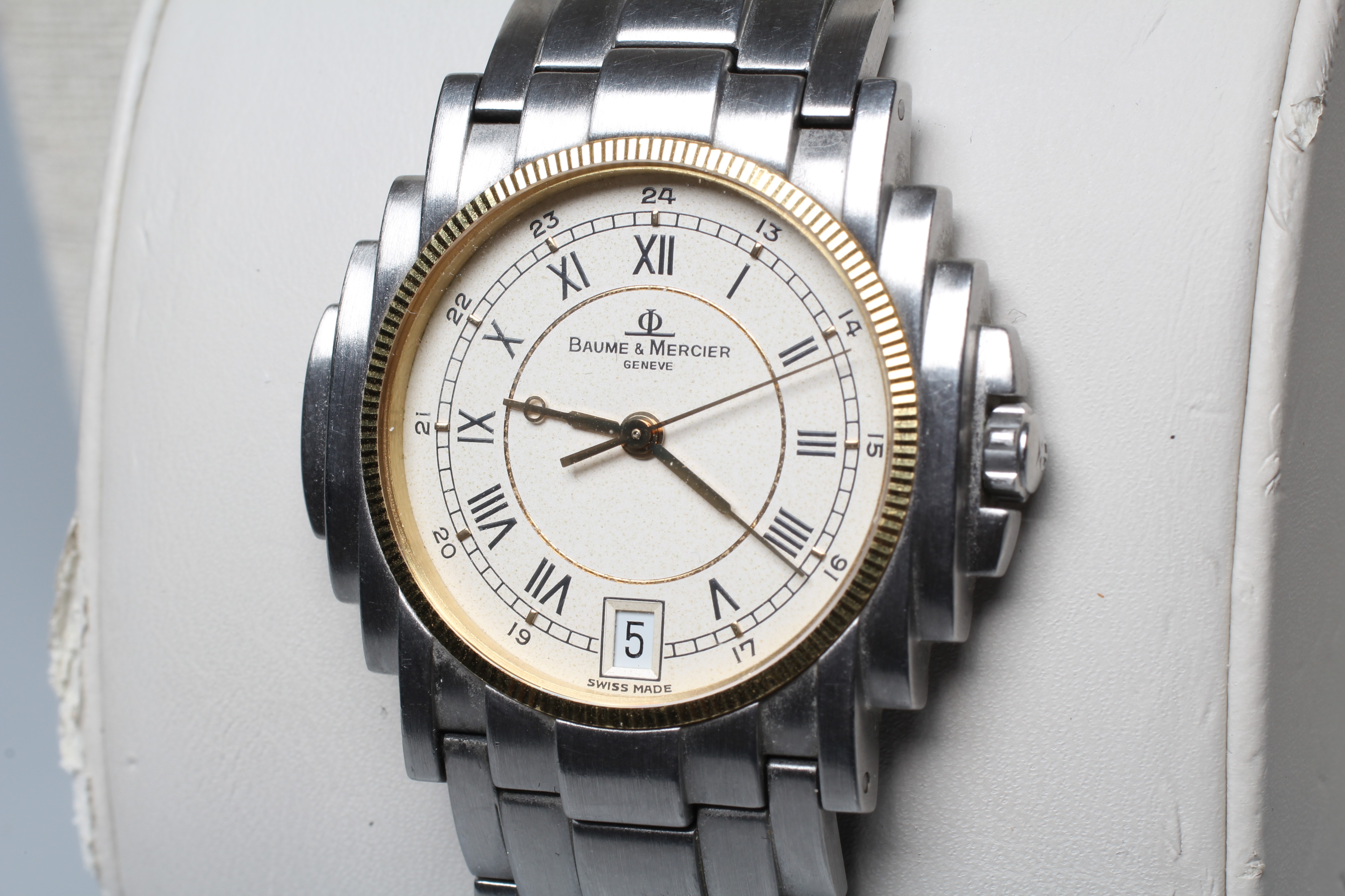 A GENTLEMAN'S BAUME & MERCIER STAINLESS SHOGUN WRISTWATCH Image