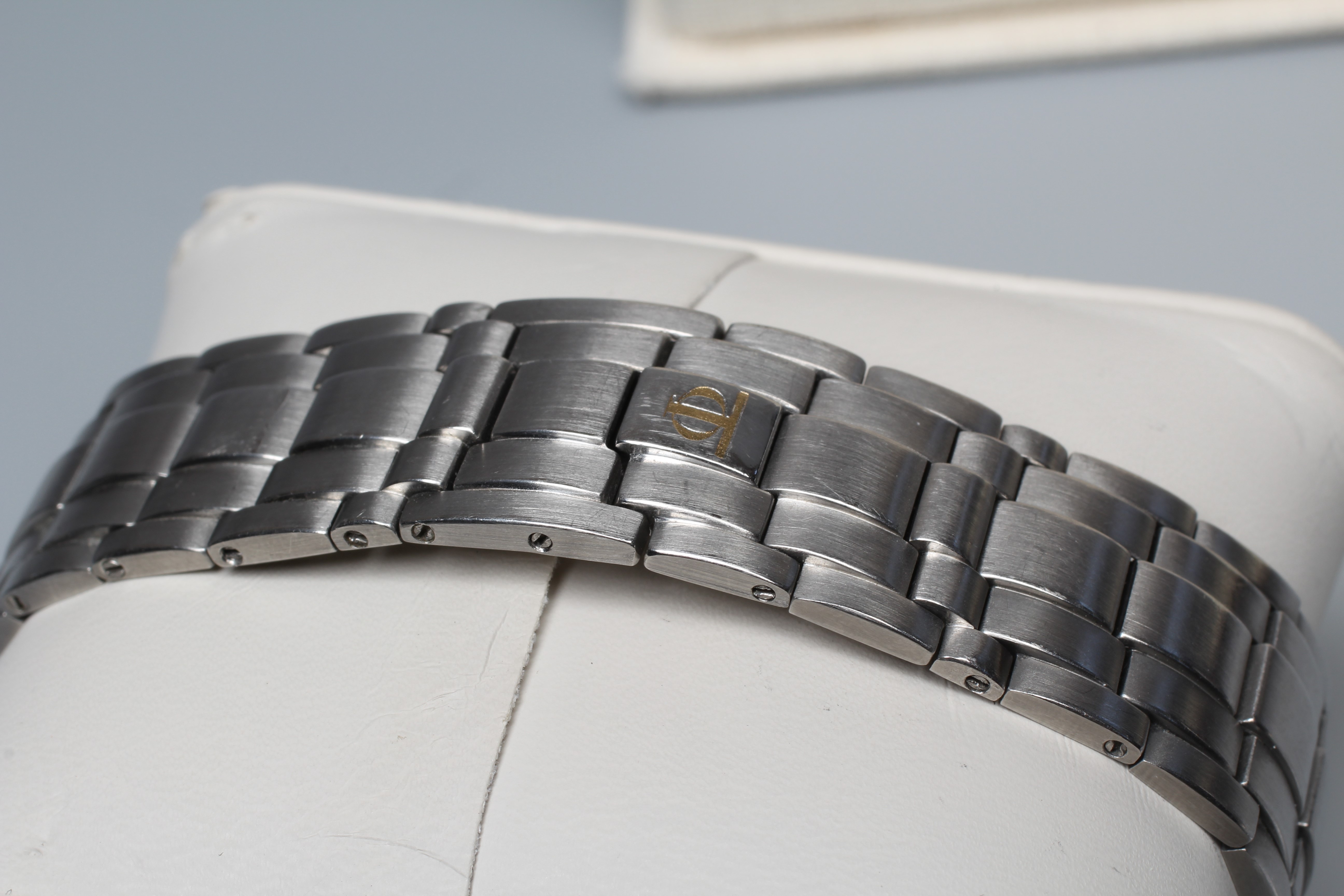 A GENTLEMAN'S BAUME & MERCIER STAINLESS SHOGUN WRISTWATCH Image
