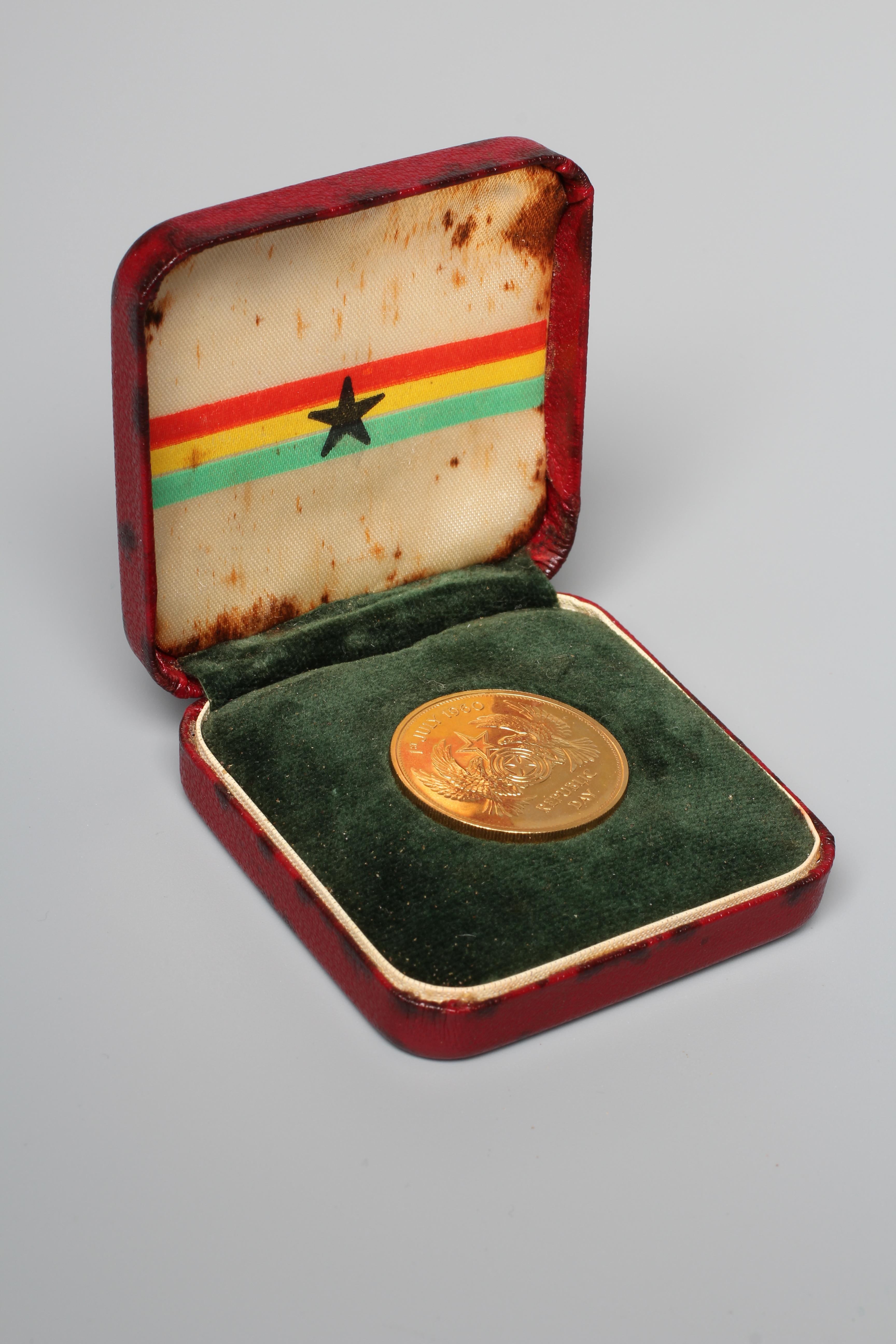 A GHANA REPUBLIC DAY GOLD £2, 1960, cased, 16g Image