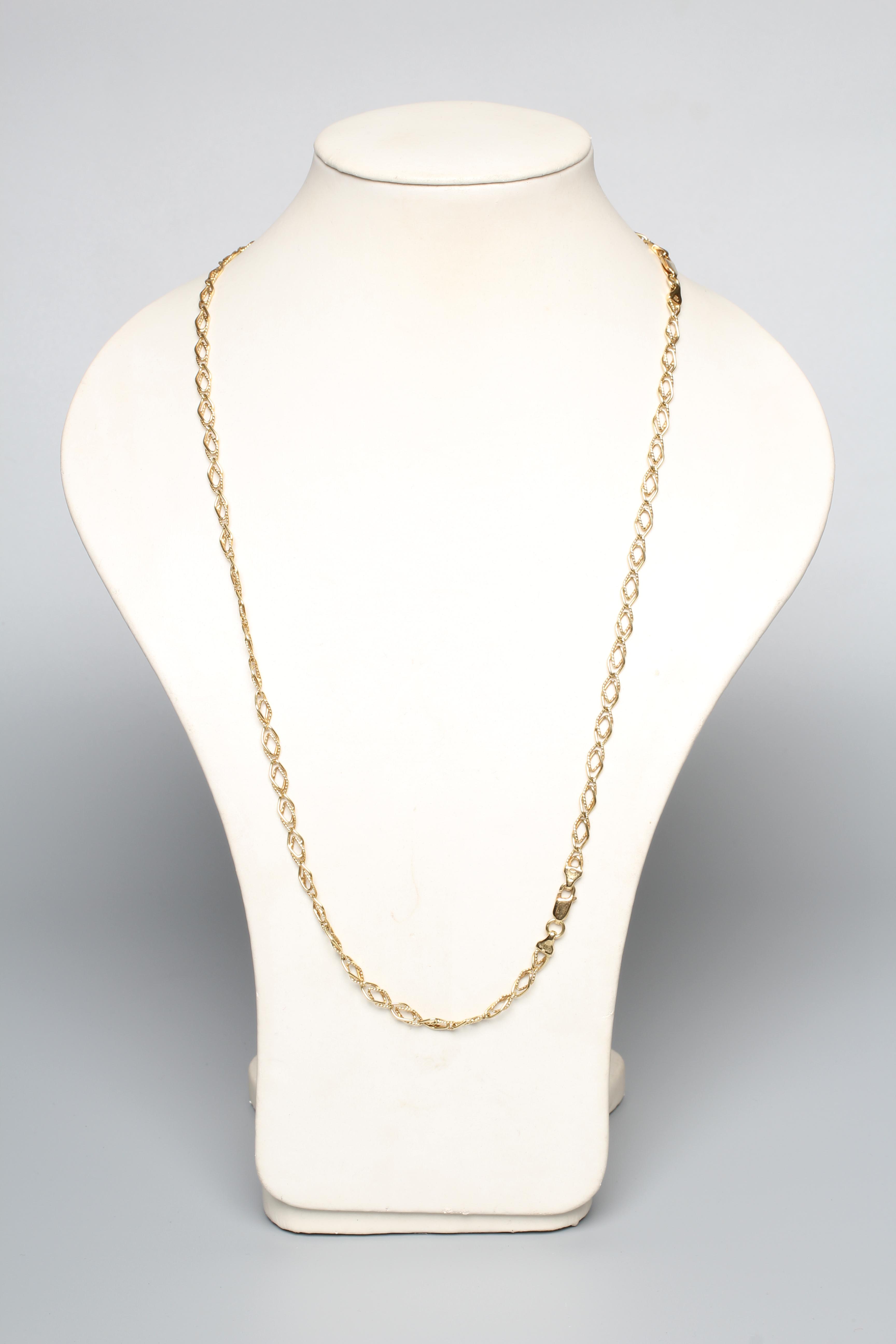 AN 18CT GOLD CHAIN NECKLACE, Sheffield 1992, with rope twist and plain lozenge links to a lobster Image
