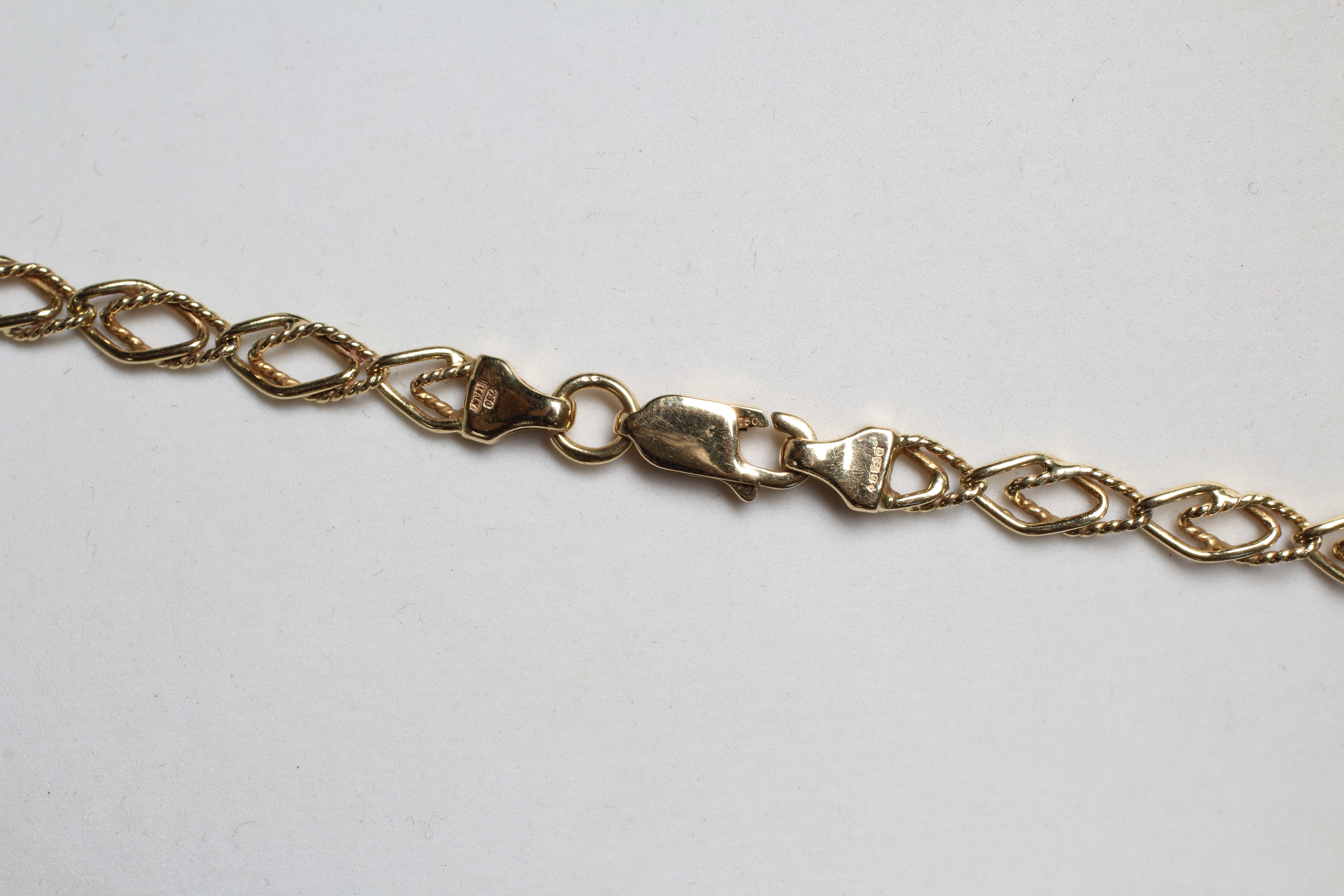 AN 18CT GOLD CHAIN NECKLACE, Sheffield 1992, with rope twist and plain lozenge links to a lobster Image