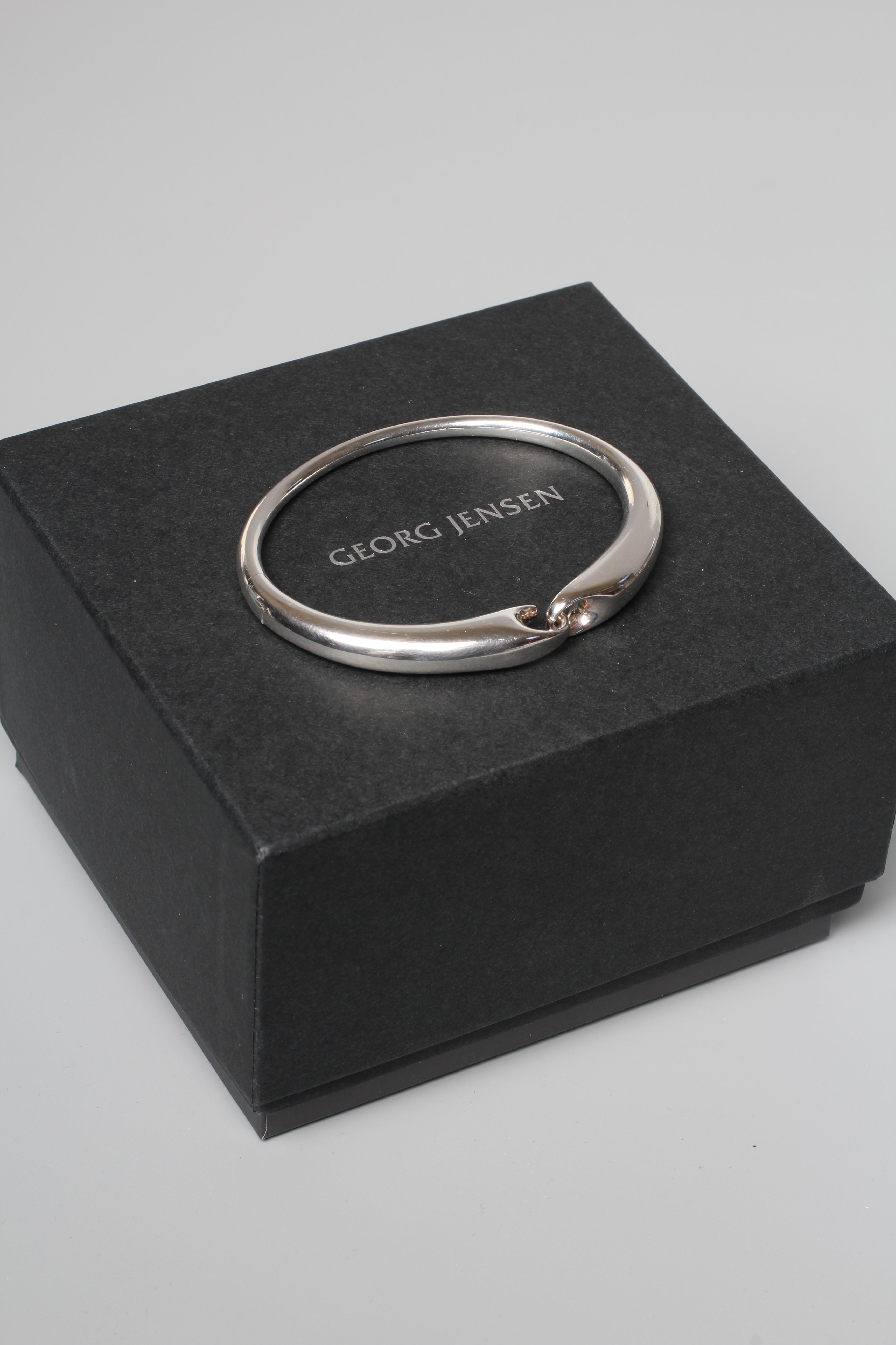 A GEORG JENSEN SILVER REFLECT BANGLE designed by Jacqueline Rabun, stamped 925S, 652, cased and Image