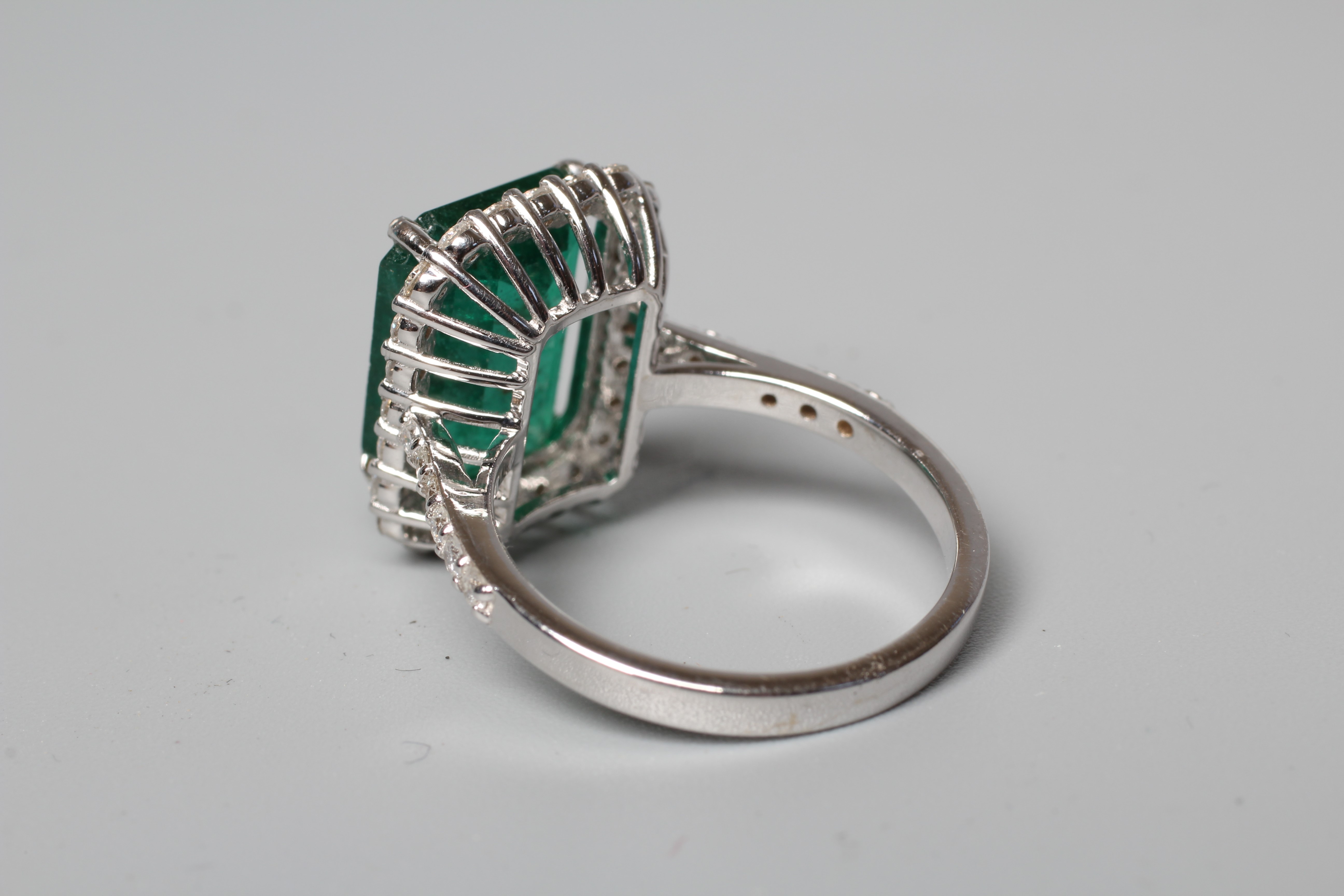 AN EMERALD AND DIAMOND CLUSTER RING Image