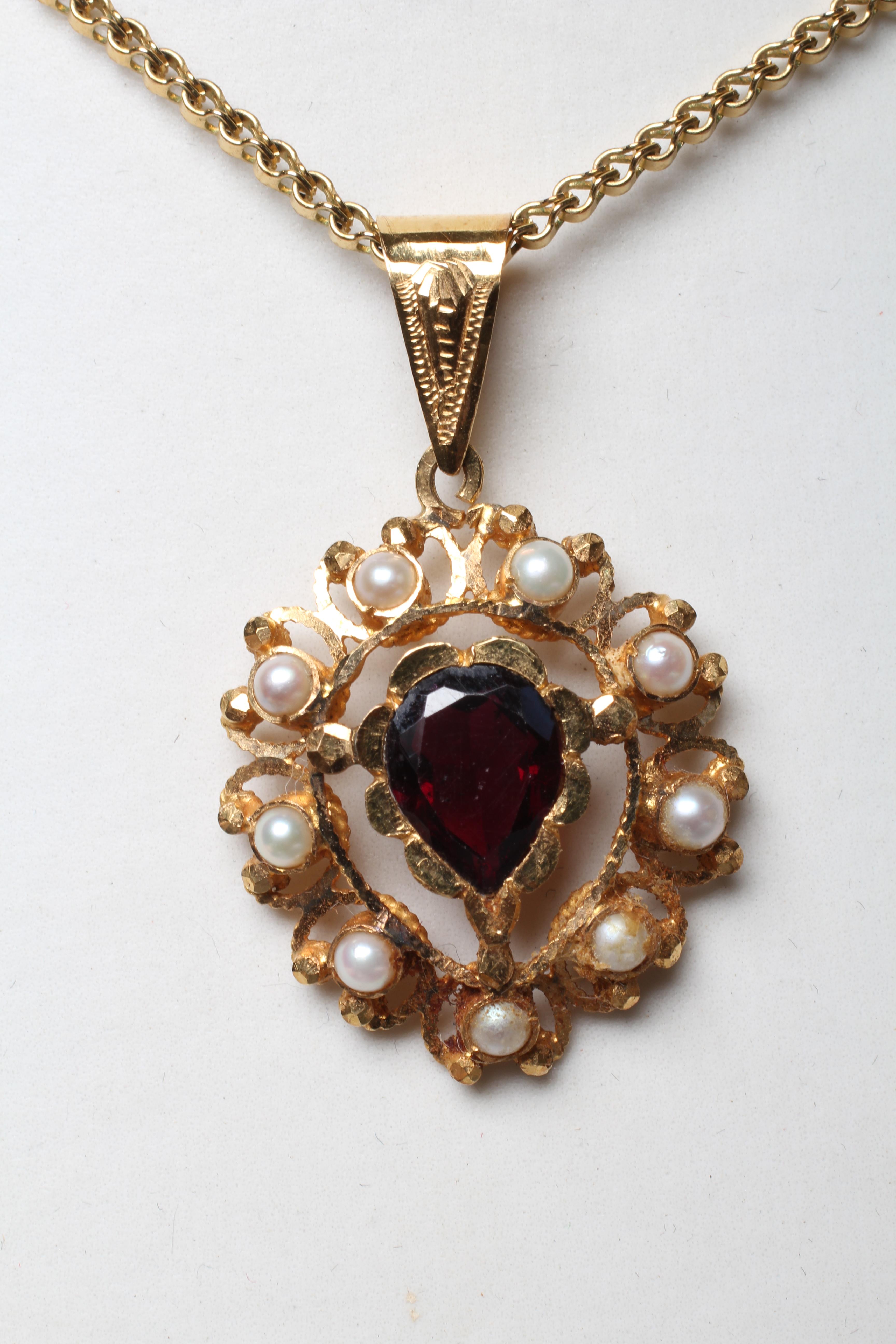 AN AMETHYST AND PEARL PENDANT Image