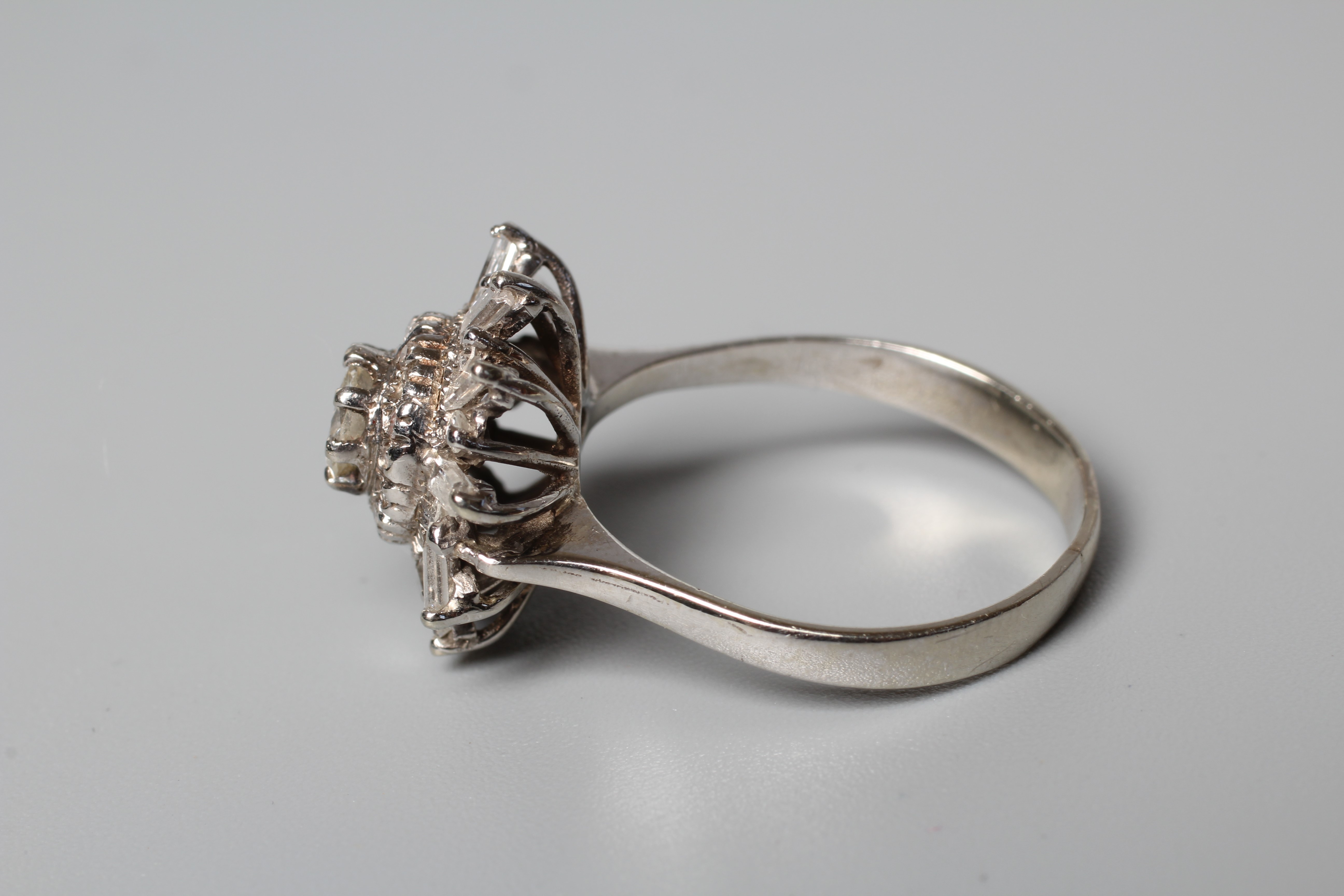 A DIAMOND CLUSTER DRESS RING Image