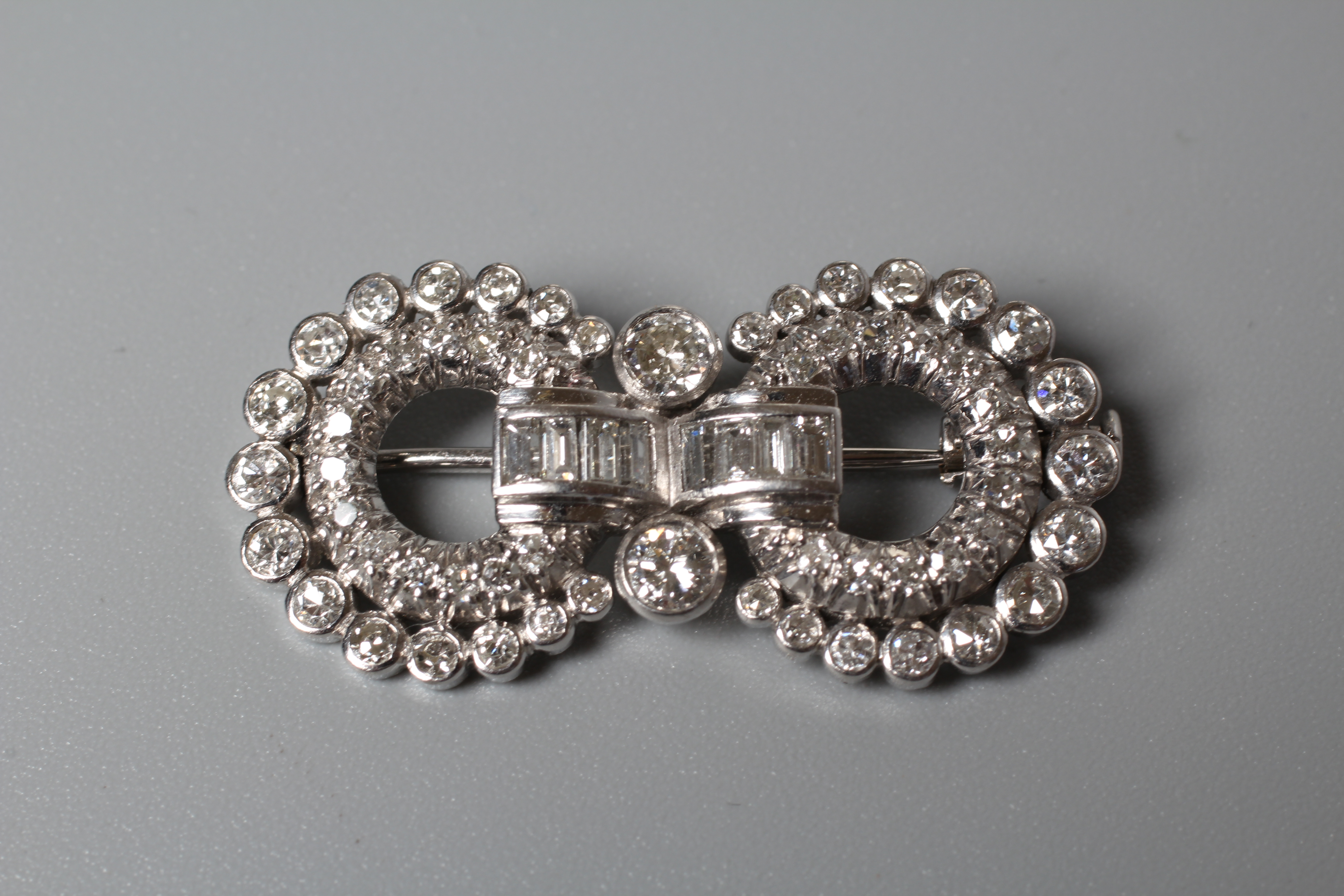 AN ART DECO DIAMOND BROOCH Image