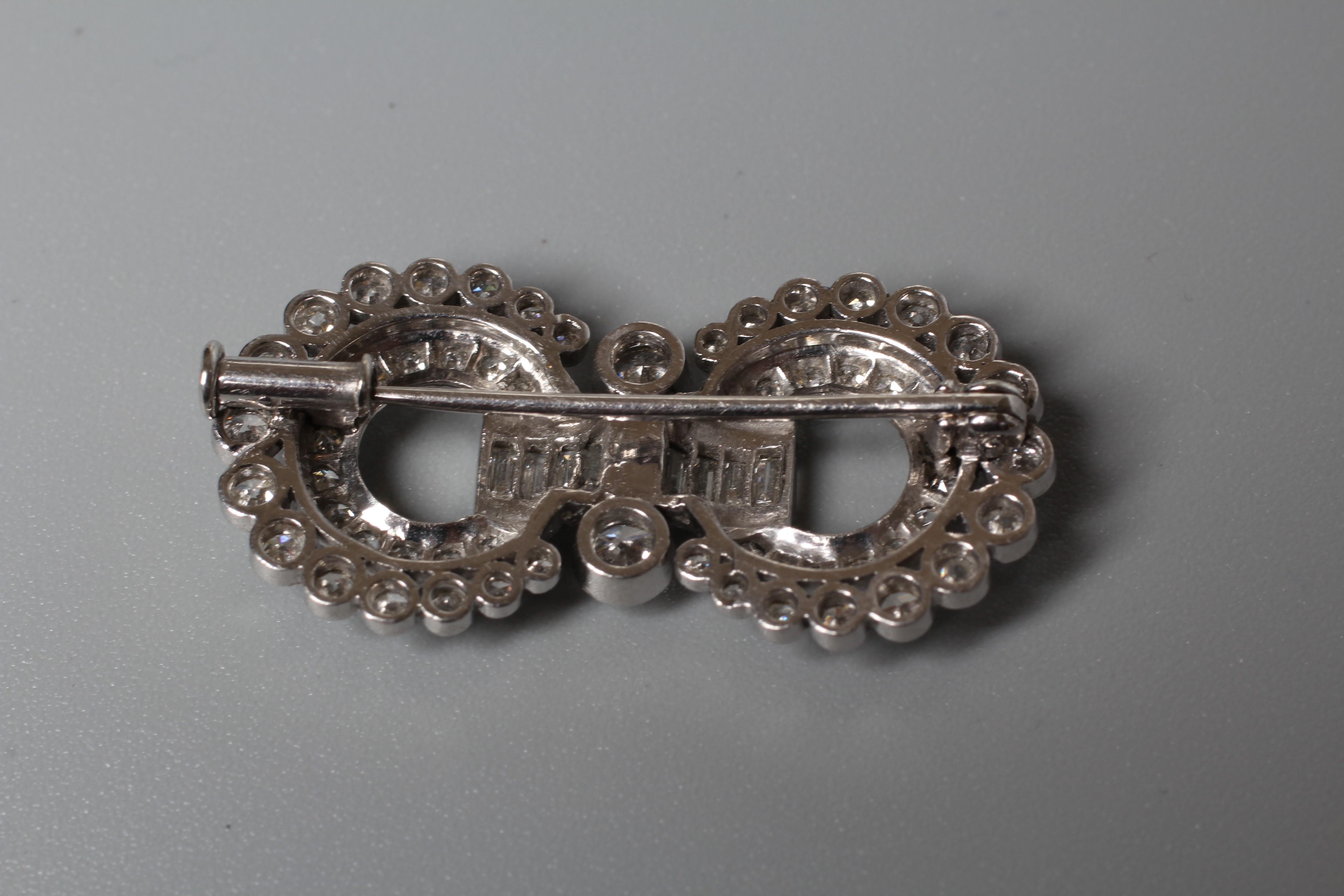 AN ART DECO DIAMOND BROOCH Image
