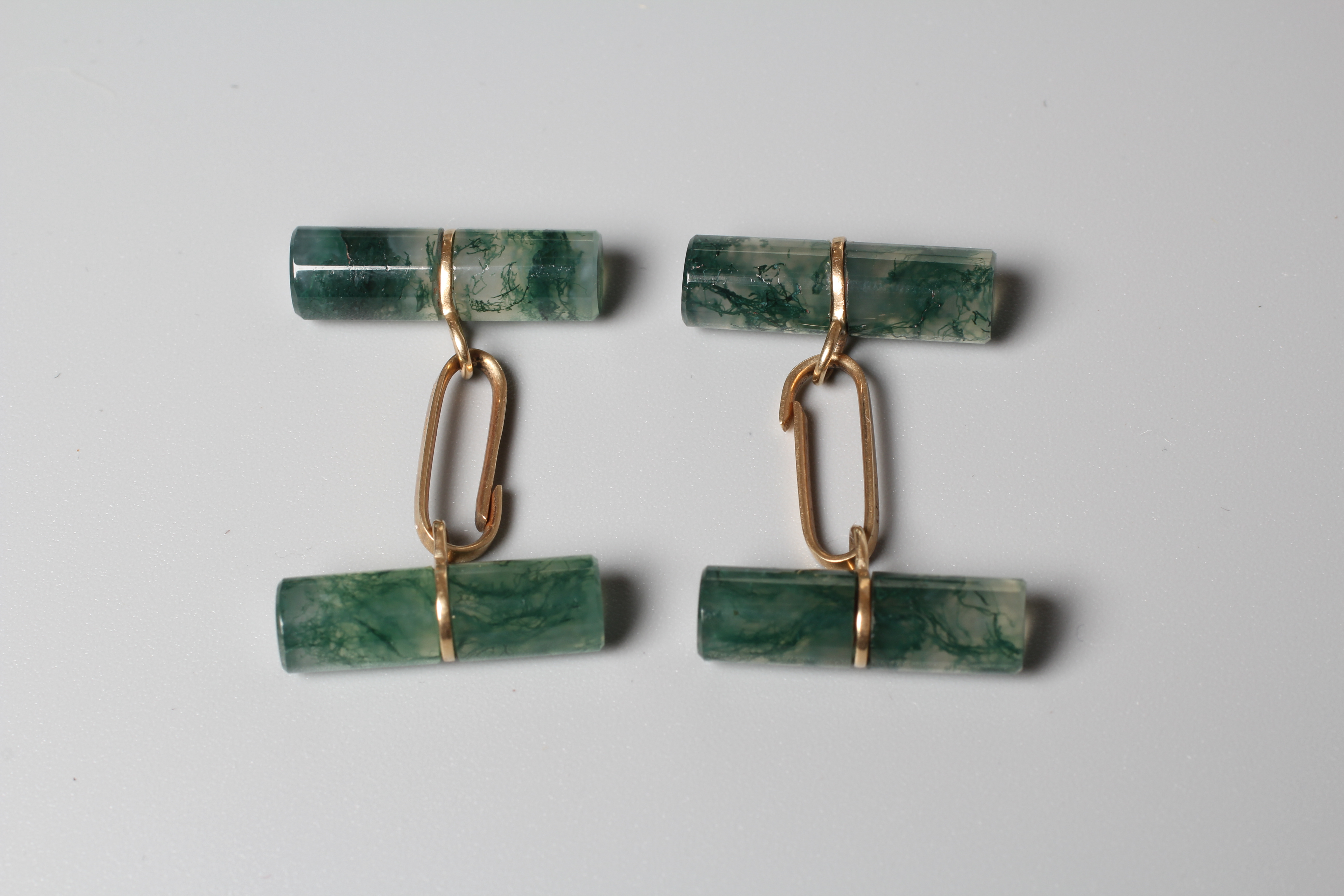 A PAIR OF ART DECO MOSS AGATE CUFFLINKS, the polished cylinders with chain links between, stamped Image