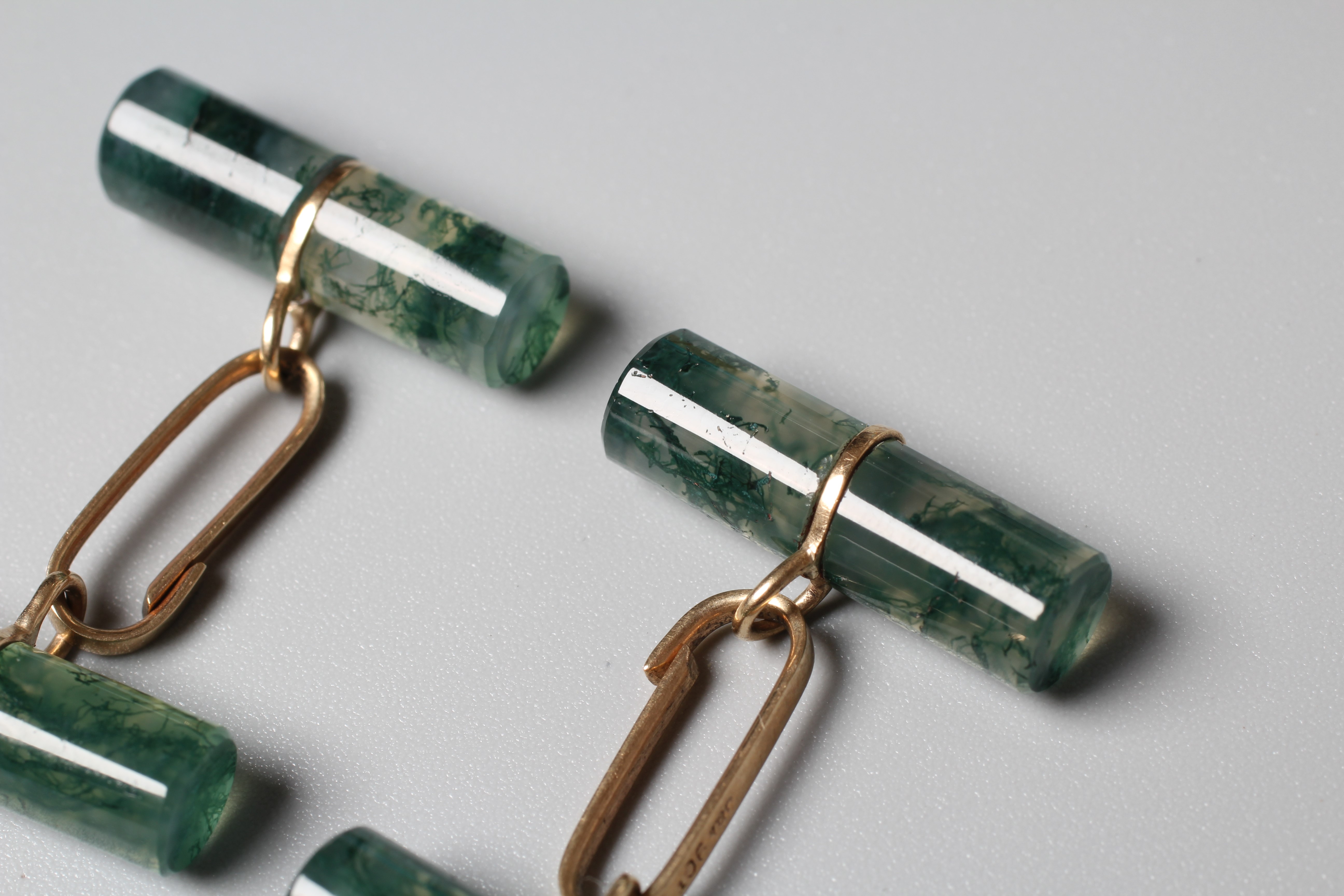 A PAIR OF ART DECO MOSS AGATE CUFFLINKS, the polished cylinders with chain links between, stamped Image
