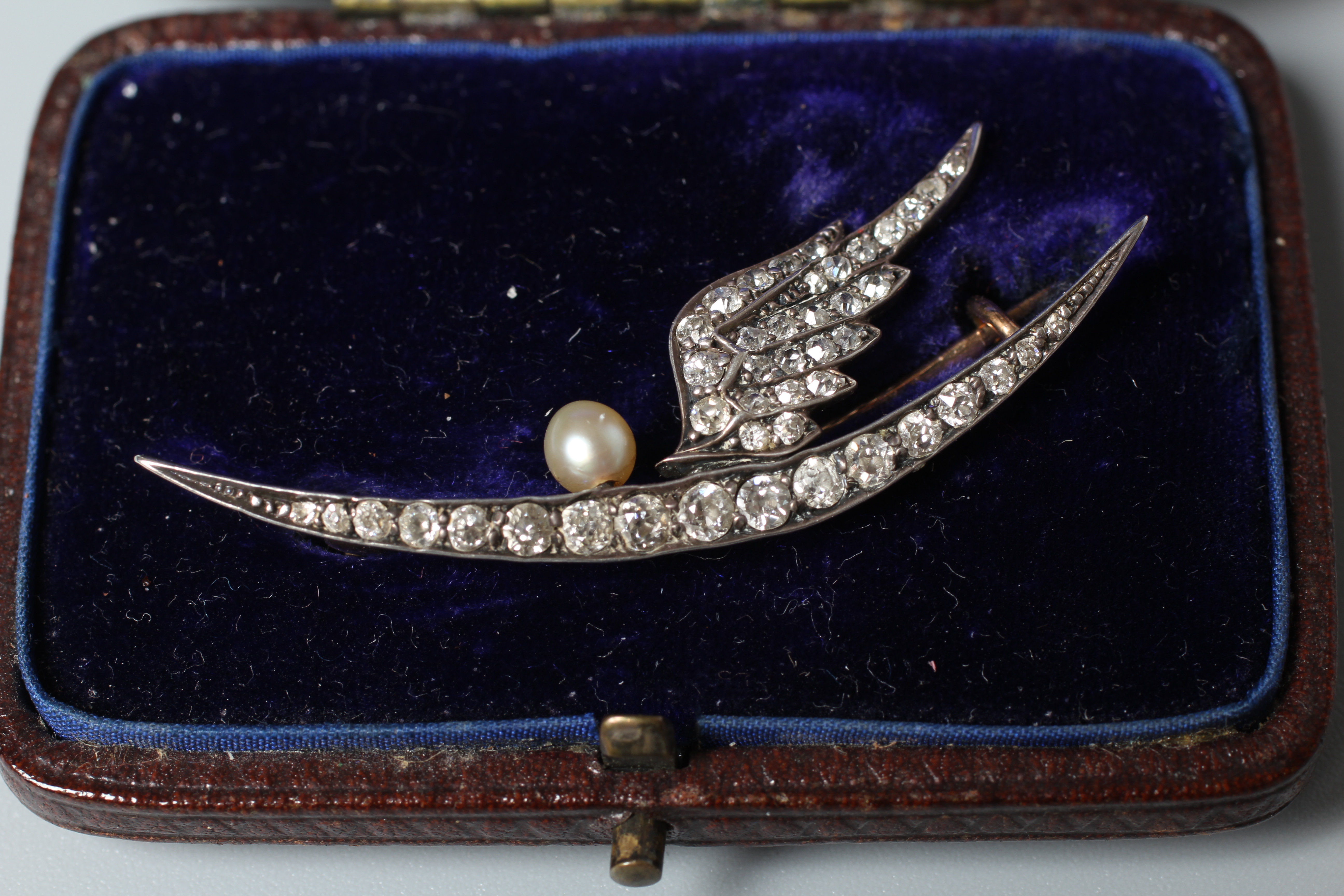 A LATE VICTORIAN DIAMOND COMET BROOCH Image