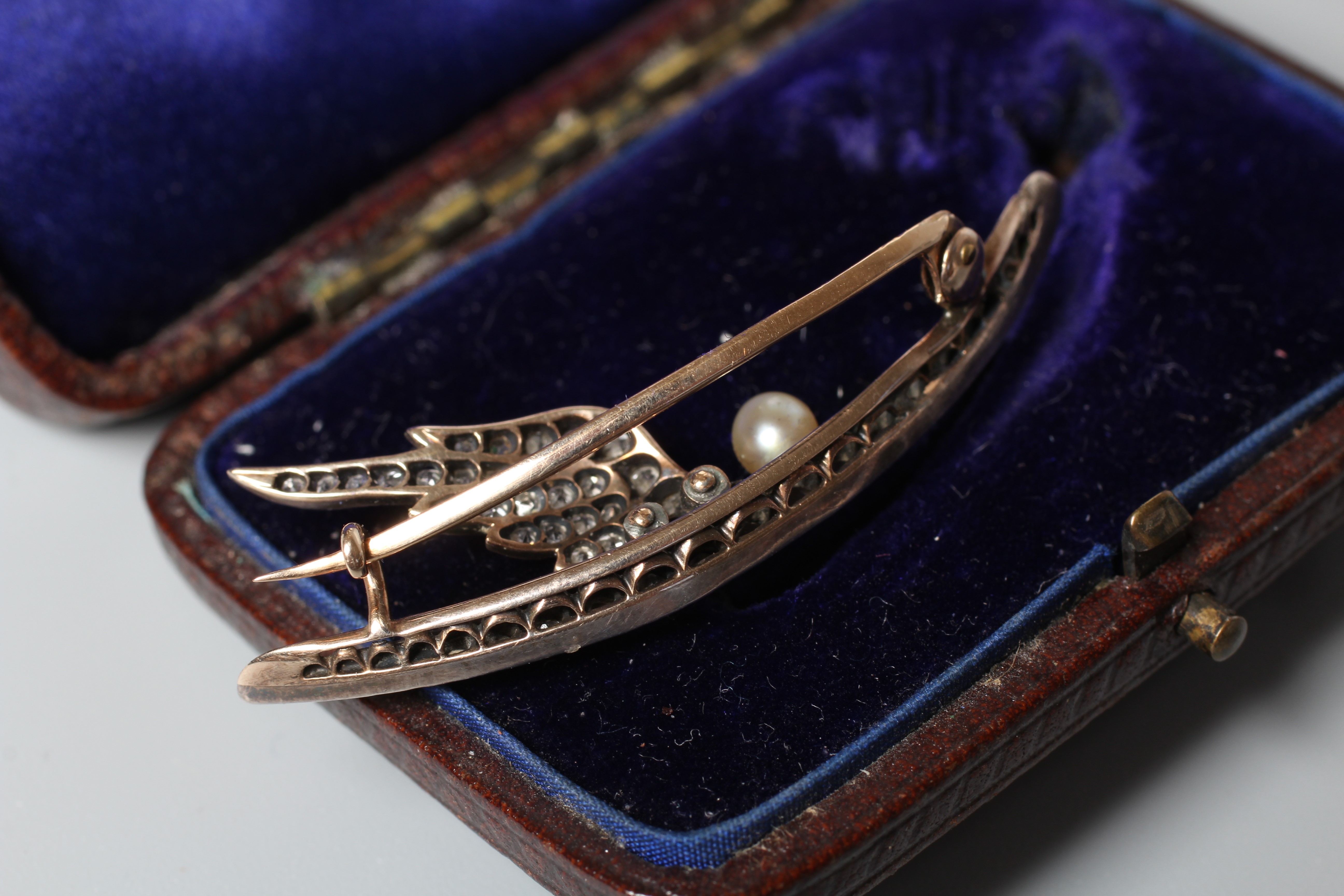 A LATE VICTORIAN DIAMOND COMET BROOCH Image