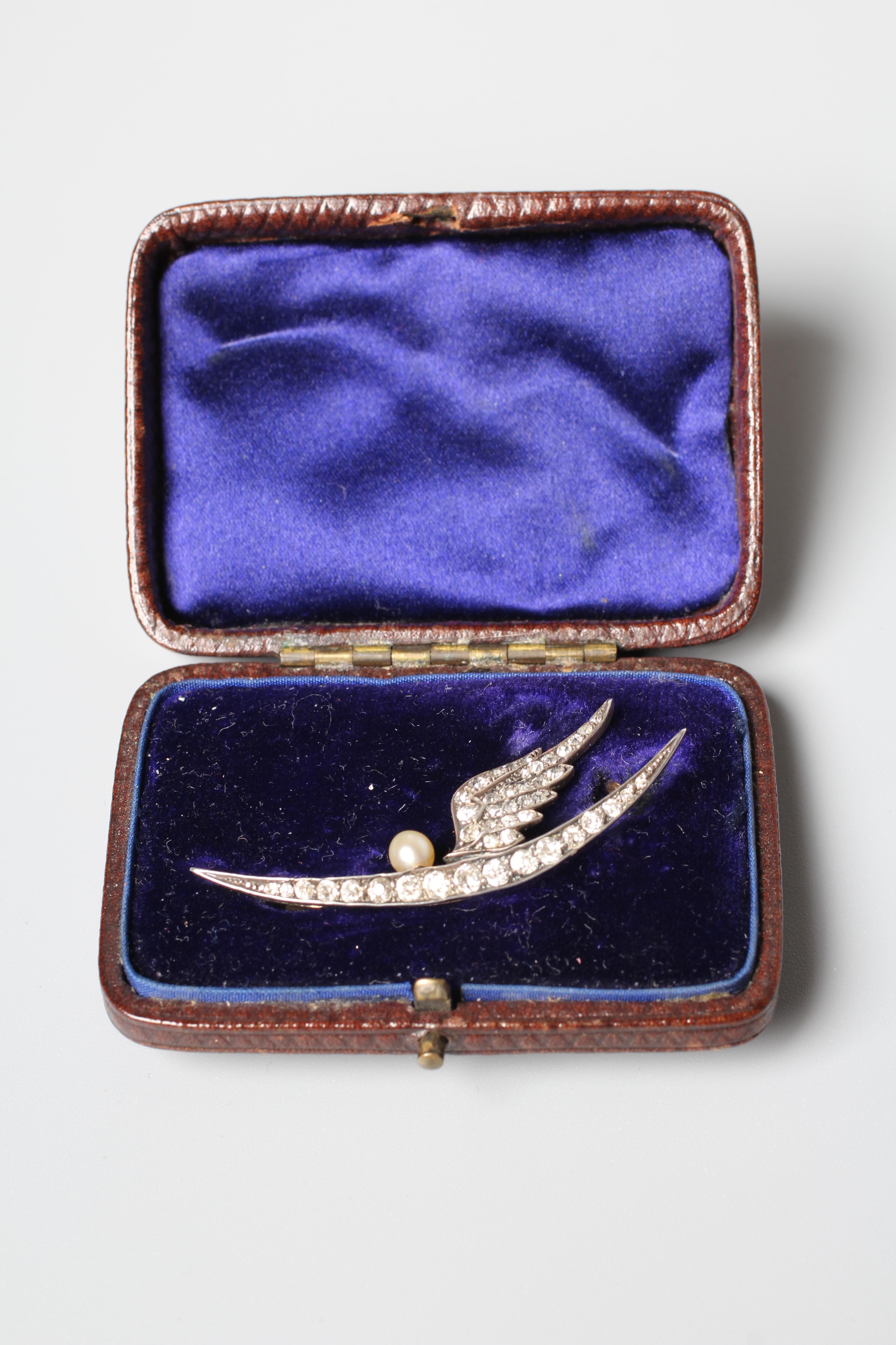 A LATE VICTORIAN DIAMOND COMET BROOCH Image