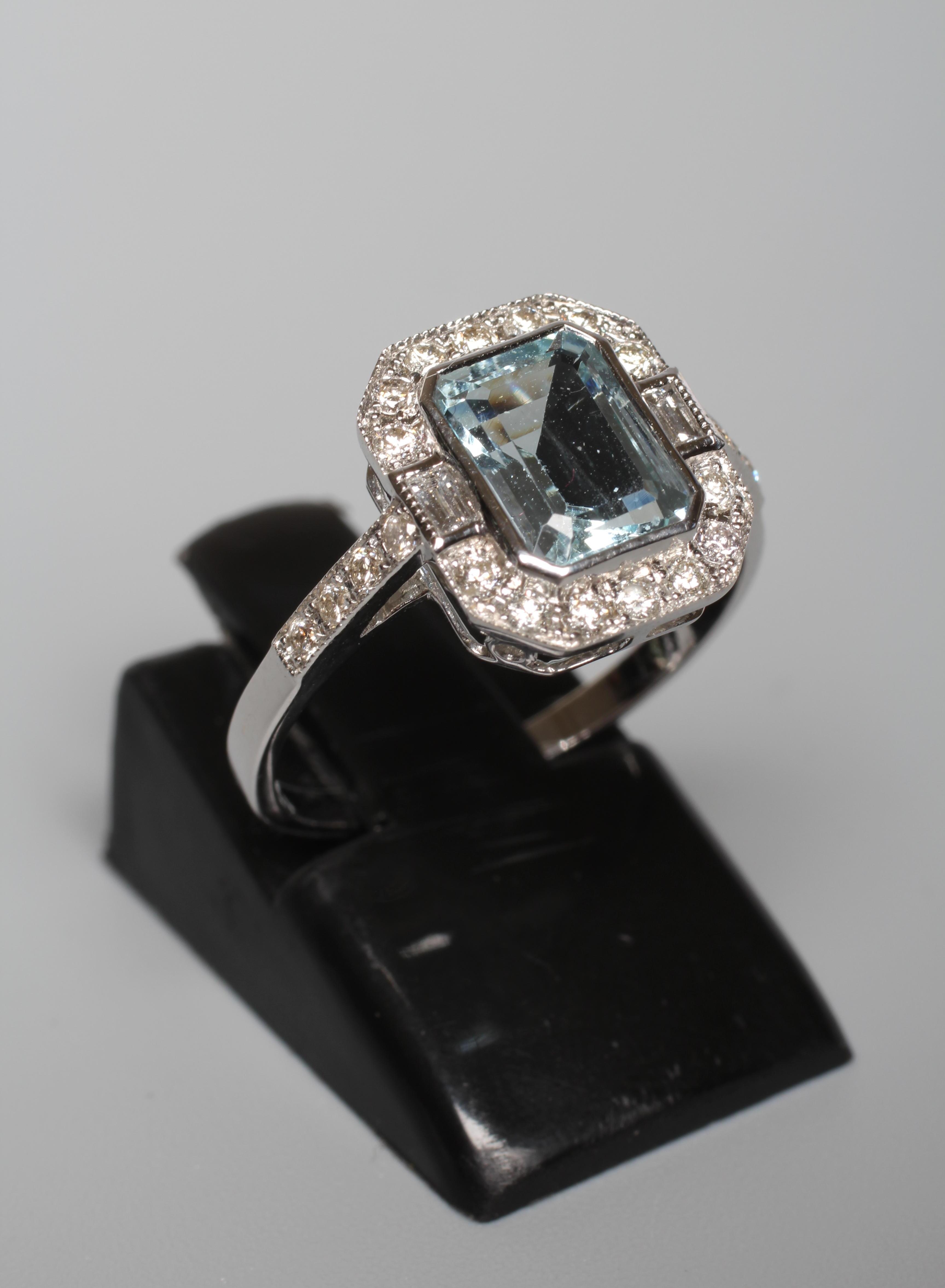 AN ART DECO STYLE AQUAMARINE AND DIAMOND PLAQUE RING Image