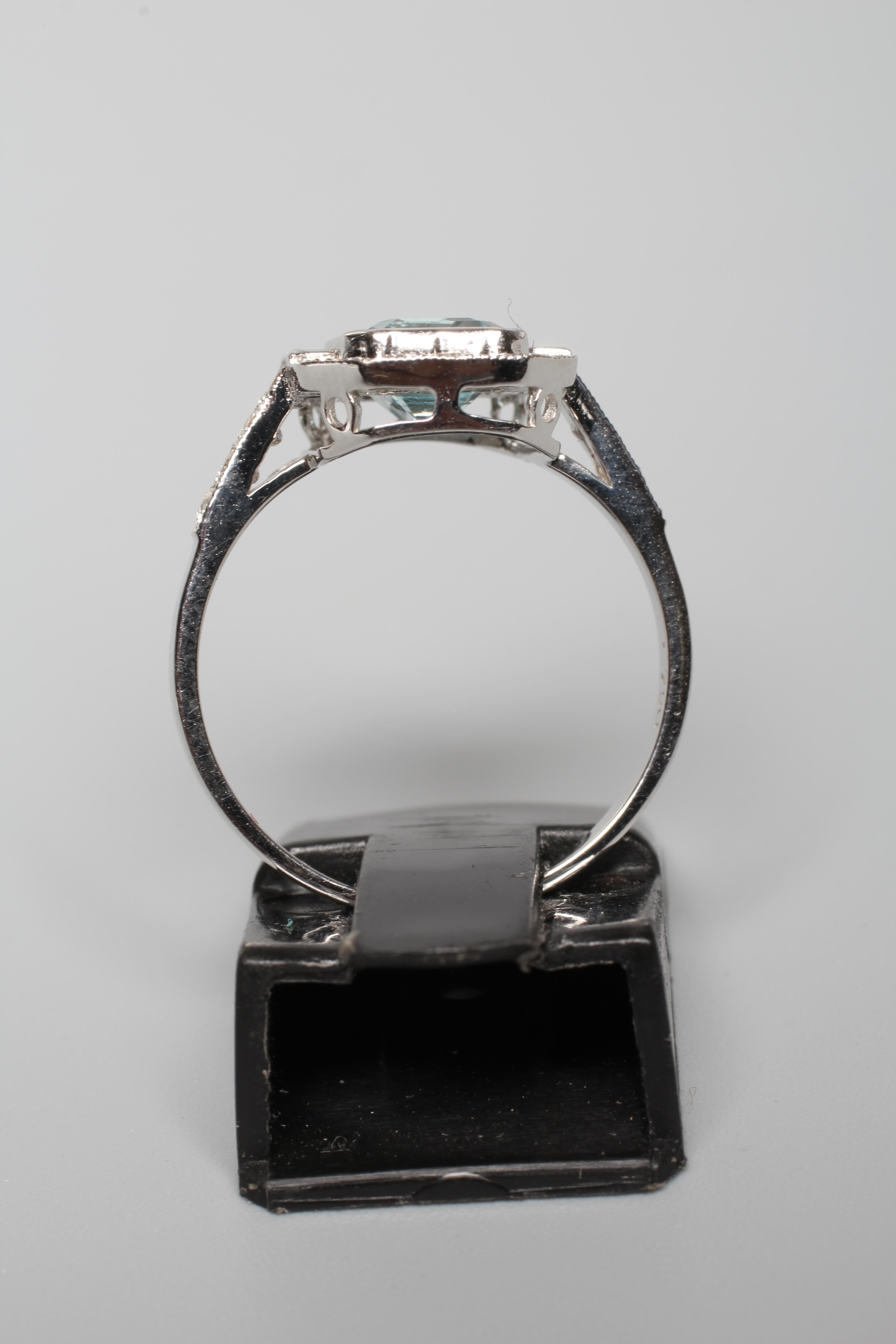 AN ART DECO STYLE AQUAMARINE AND DIAMOND PLAQUE RING Image
