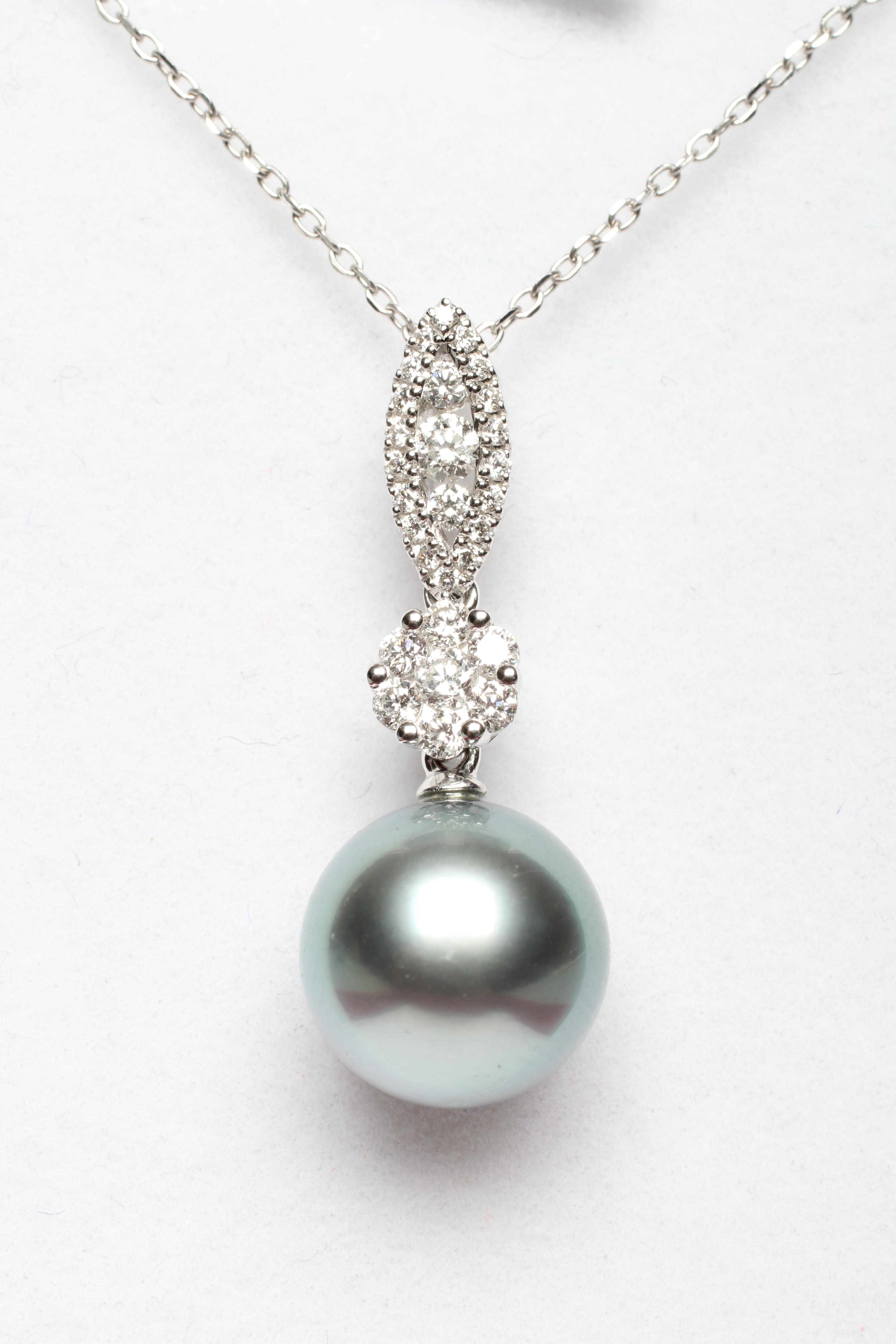 A CULTURED PEARL AND DIAMOND PENDANT, the grey pearl peg set round brilliant cut diamond claw set to Image