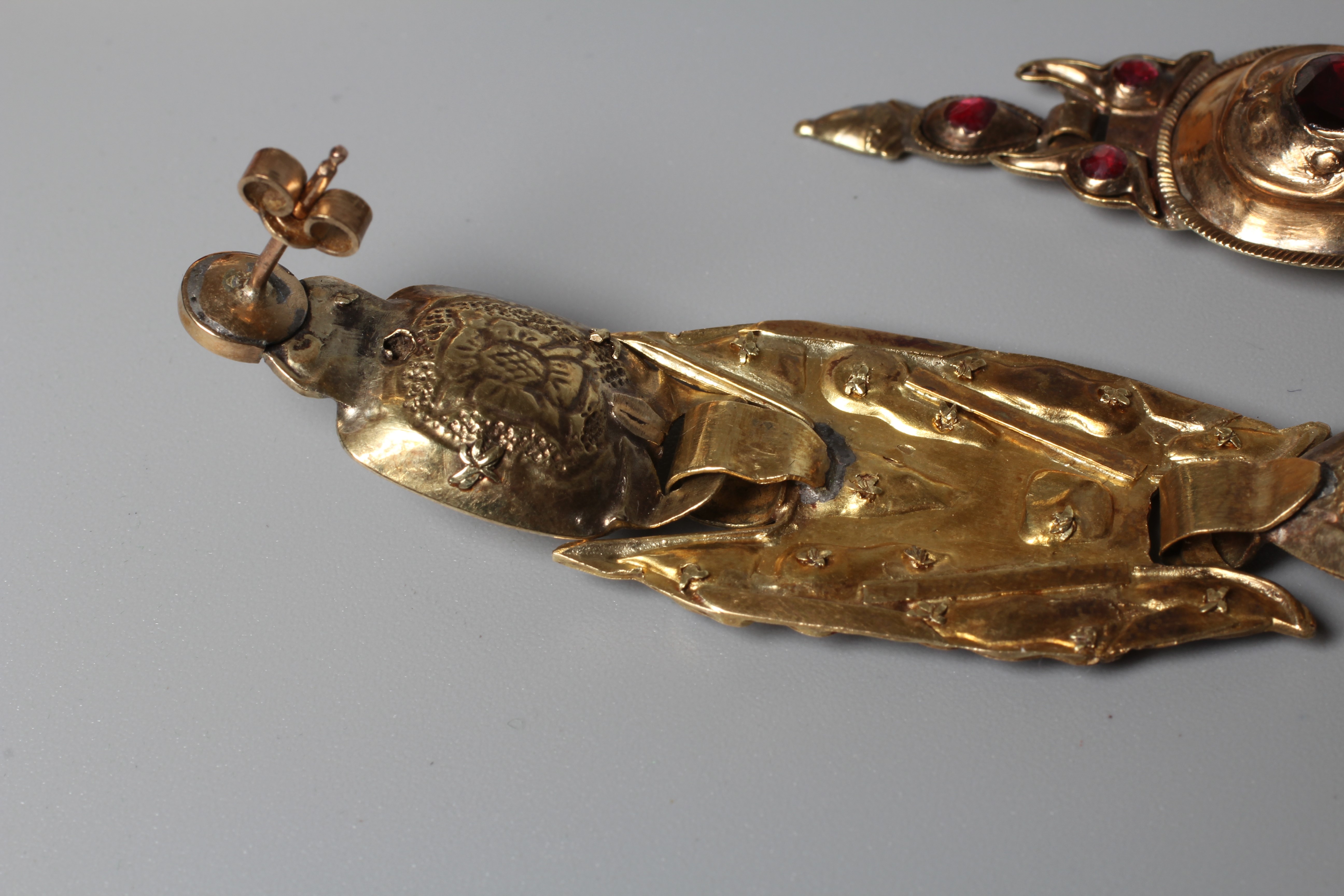 A PAIR OF LATE XVIII CENTURY SPANISH CATALAN EARRINGS Image