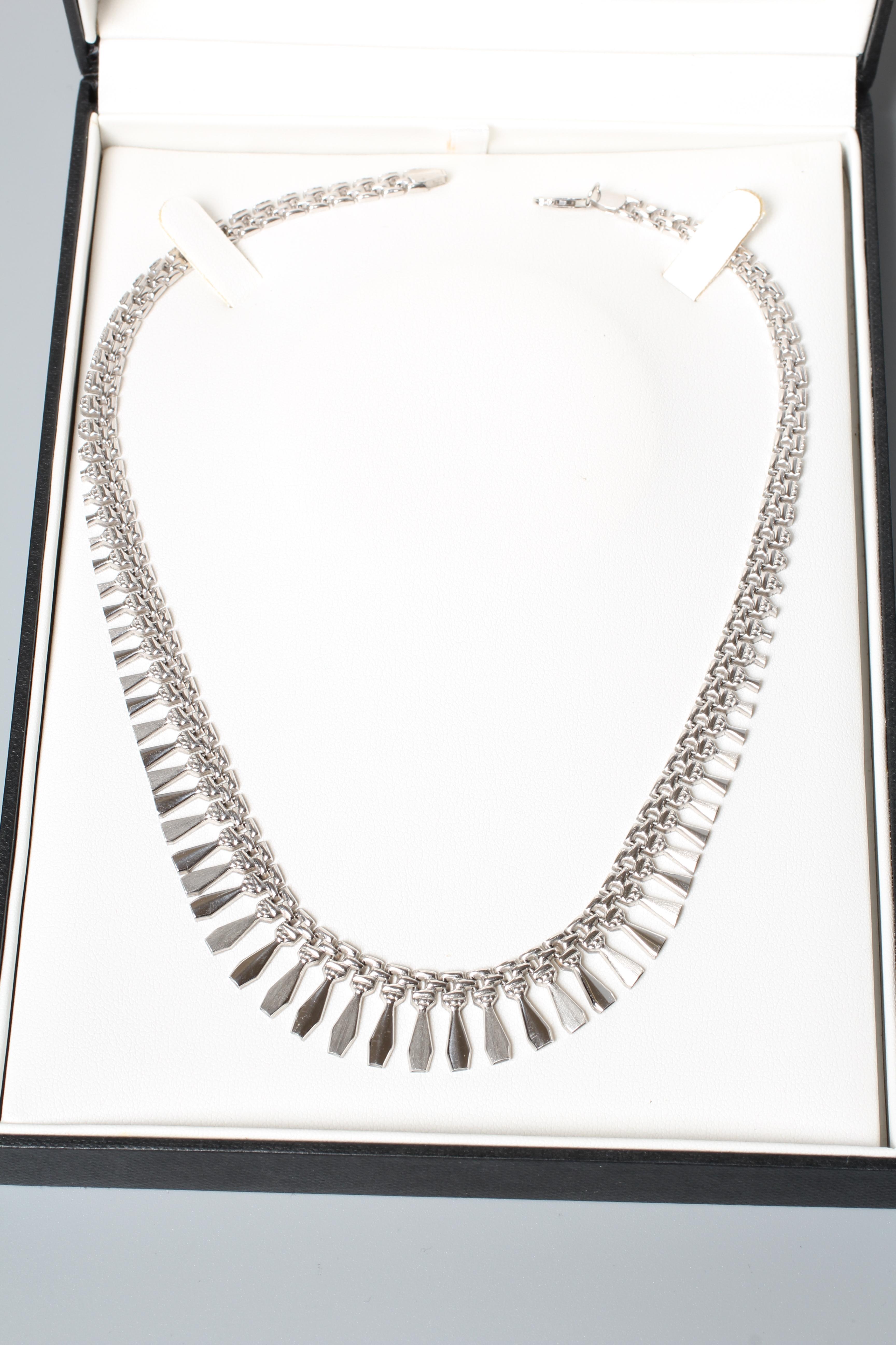 A 9CT WHITE GOLD FRINGE NECKLACE with lobster clasp, stamped 375, Birmingham Assay no date letter, Image