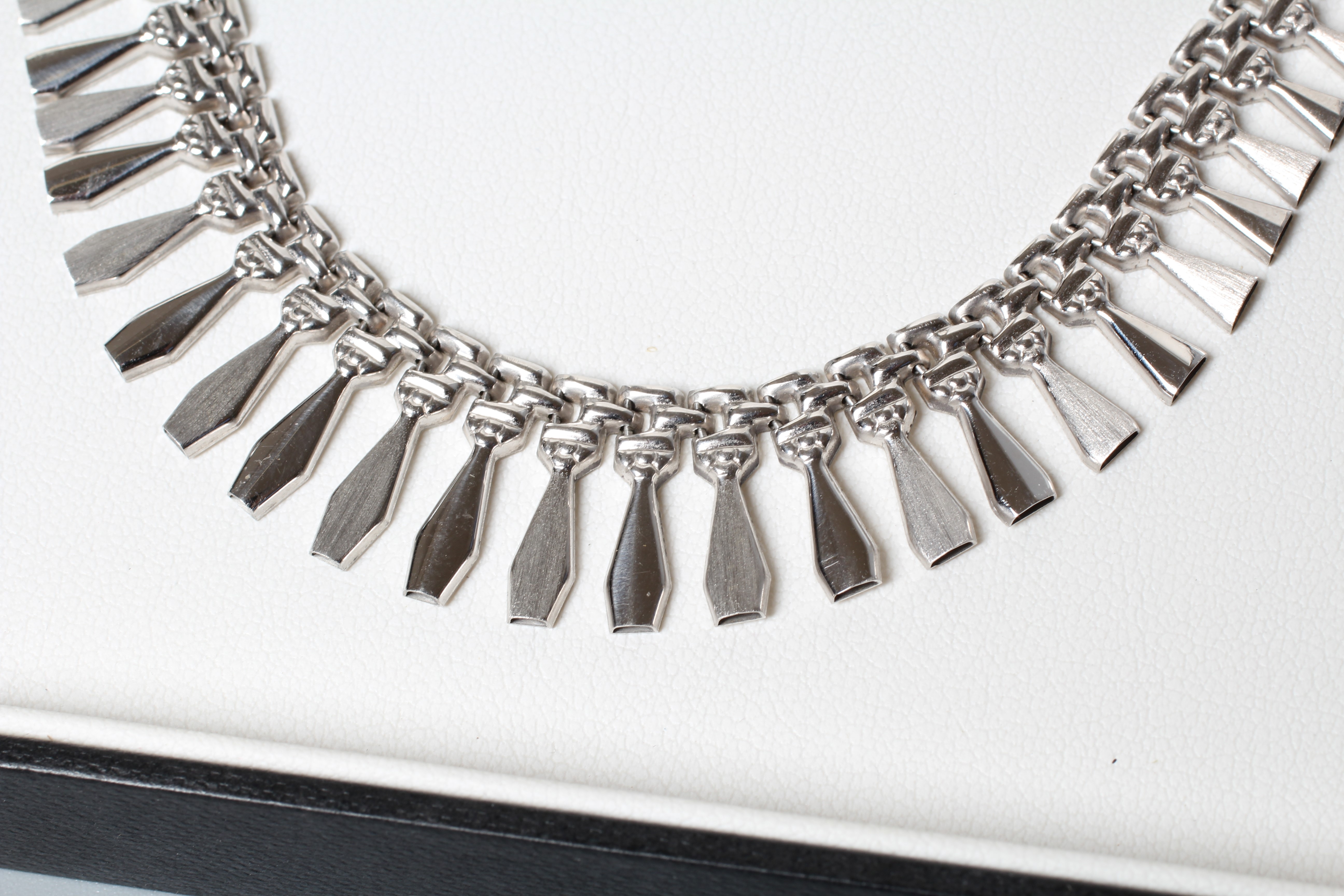 A 9CT WHITE GOLD FRINGE NECKLACE with lobster clasp, stamped 375, Birmingham Assay no date letter, Image