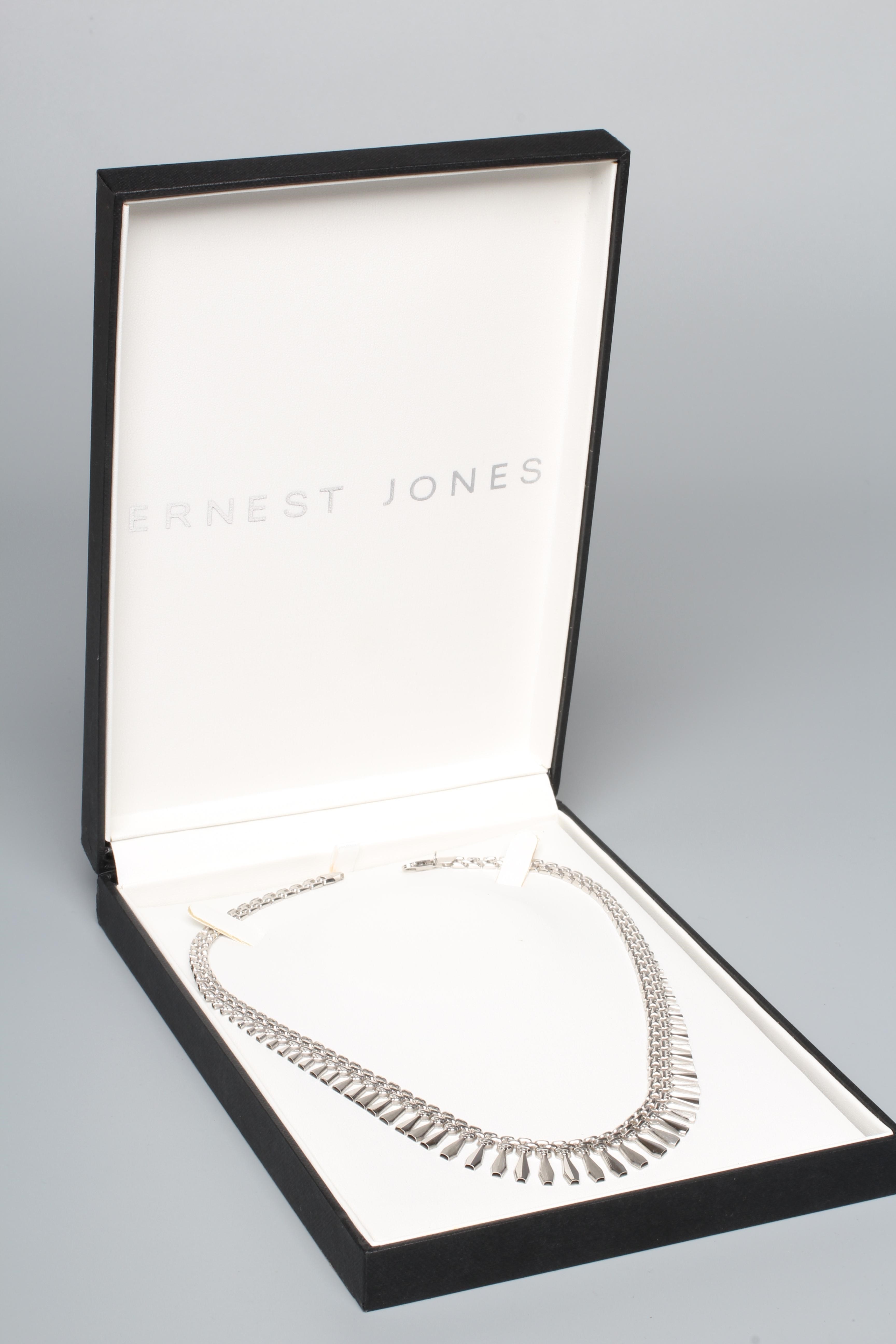 A 9CT WHITE GOLD FRINGE NECKLACE with lobster clasp, stamped 375, Birmingham Assay no date letter, Image