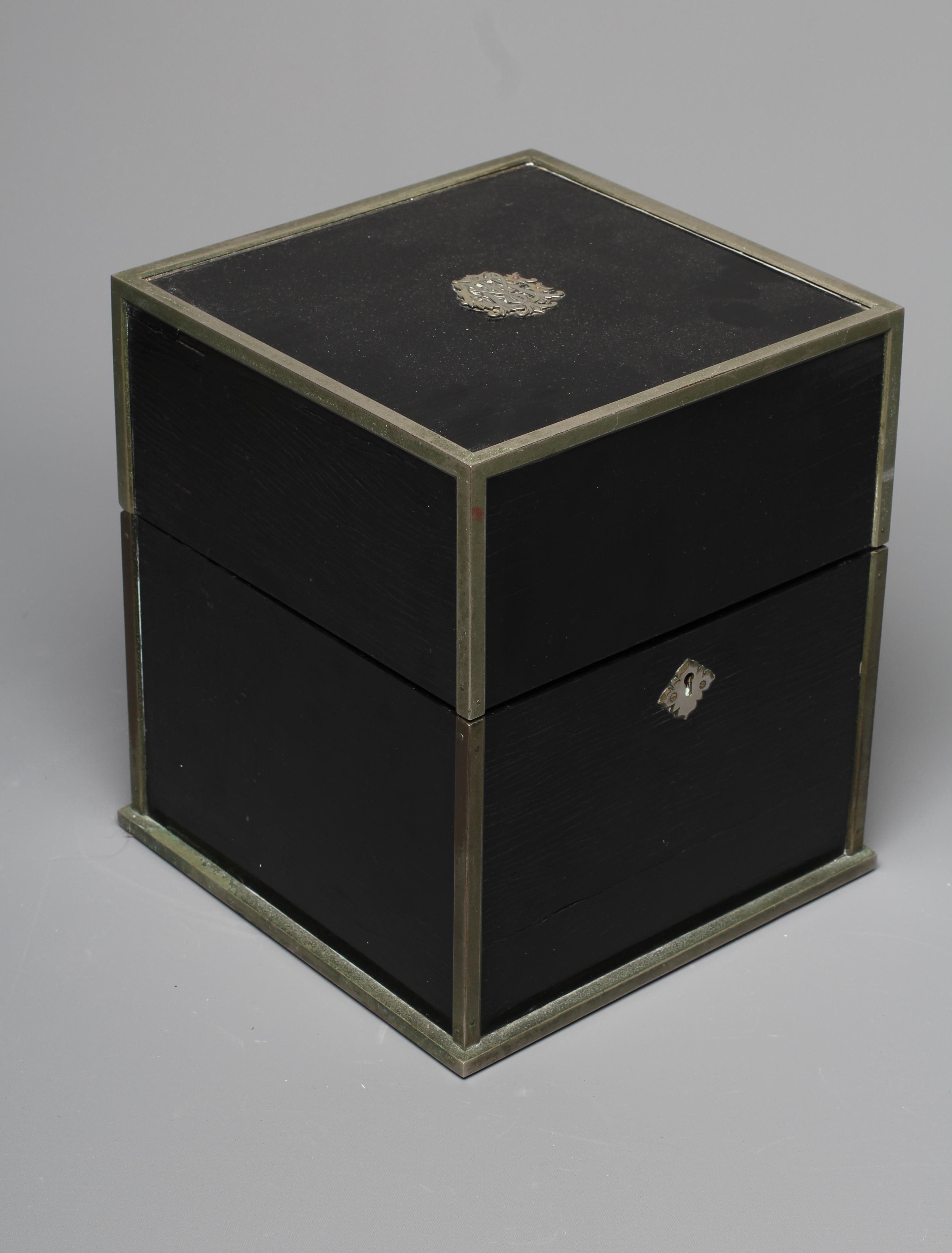 A 19TH CENTURY BRASS BOUND BLACK LACQUER SQUARE DECANTER BOX Image
