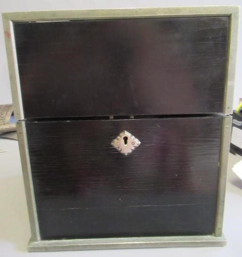 A 19TH CENTURY BRASS BOUND BLACK LACQUER SQUARE DECANTER BOX Image