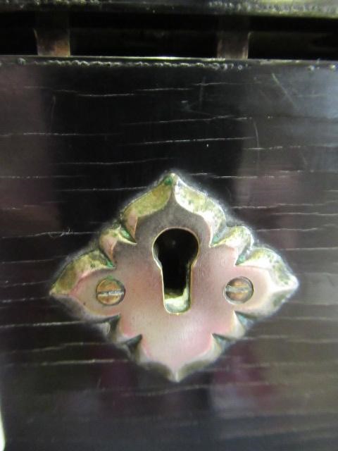 A 19TH CENTURY BRASS BOUND BLACK LACQUER SQUARE DECANTER BOX Image