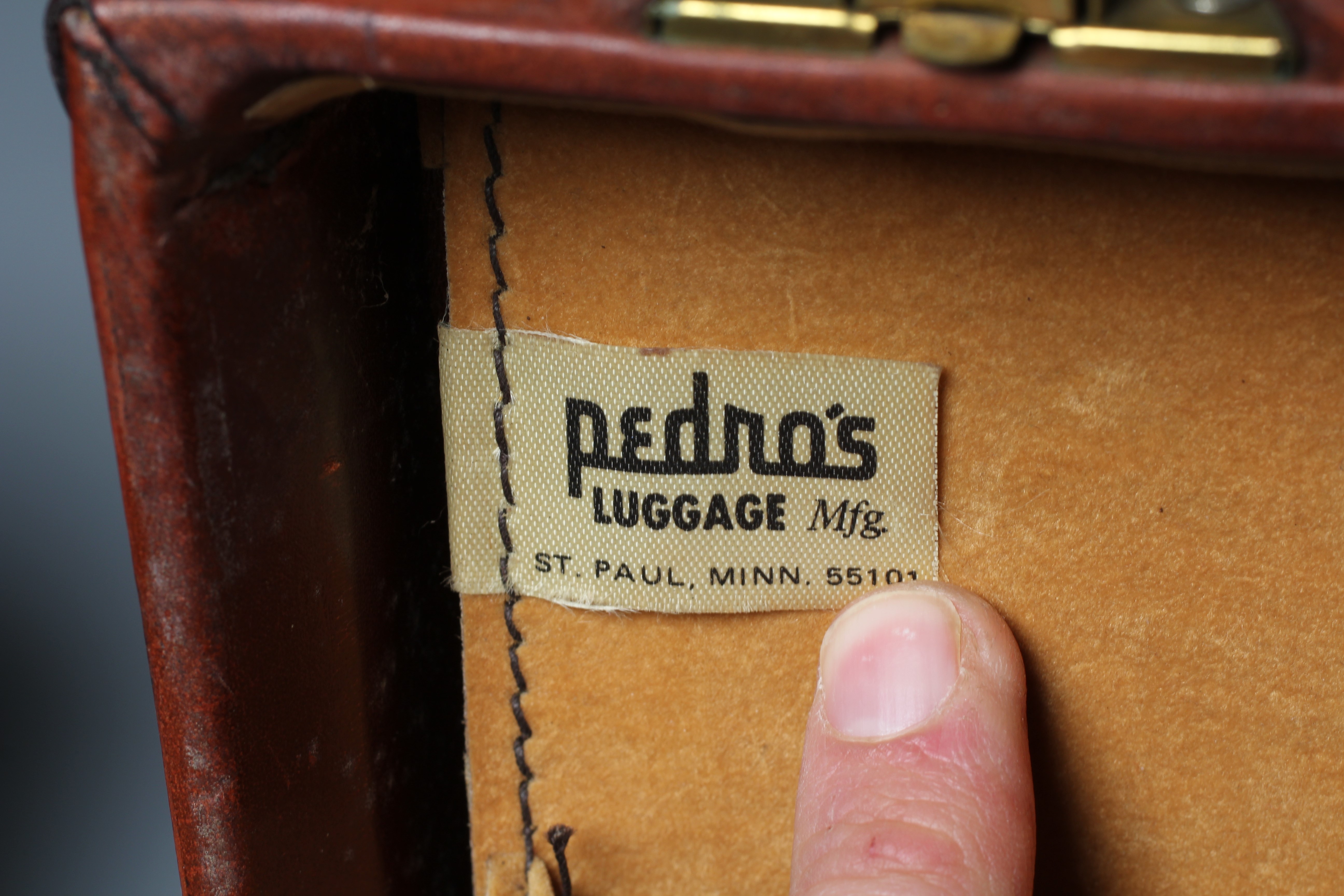 A PEDRO'S LUGGAGE TAN LEATHER BRIEFCASE with gold tone hardware and a leather handle, the interior Image