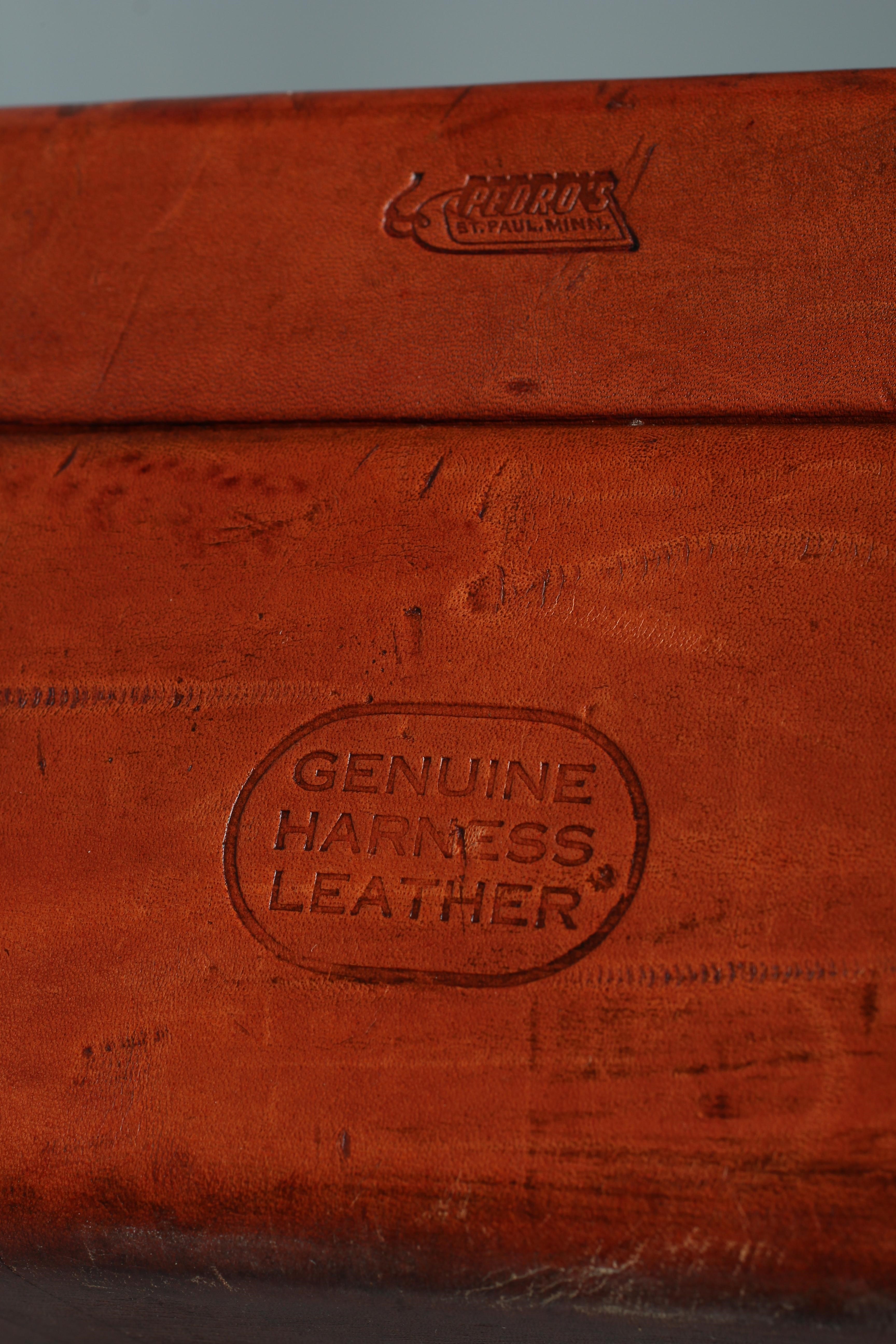 A PEDRO'S LUGGAGE TAN LEATHER BRIEFCASE with gold tone hardware and a leather handle, the interior Image