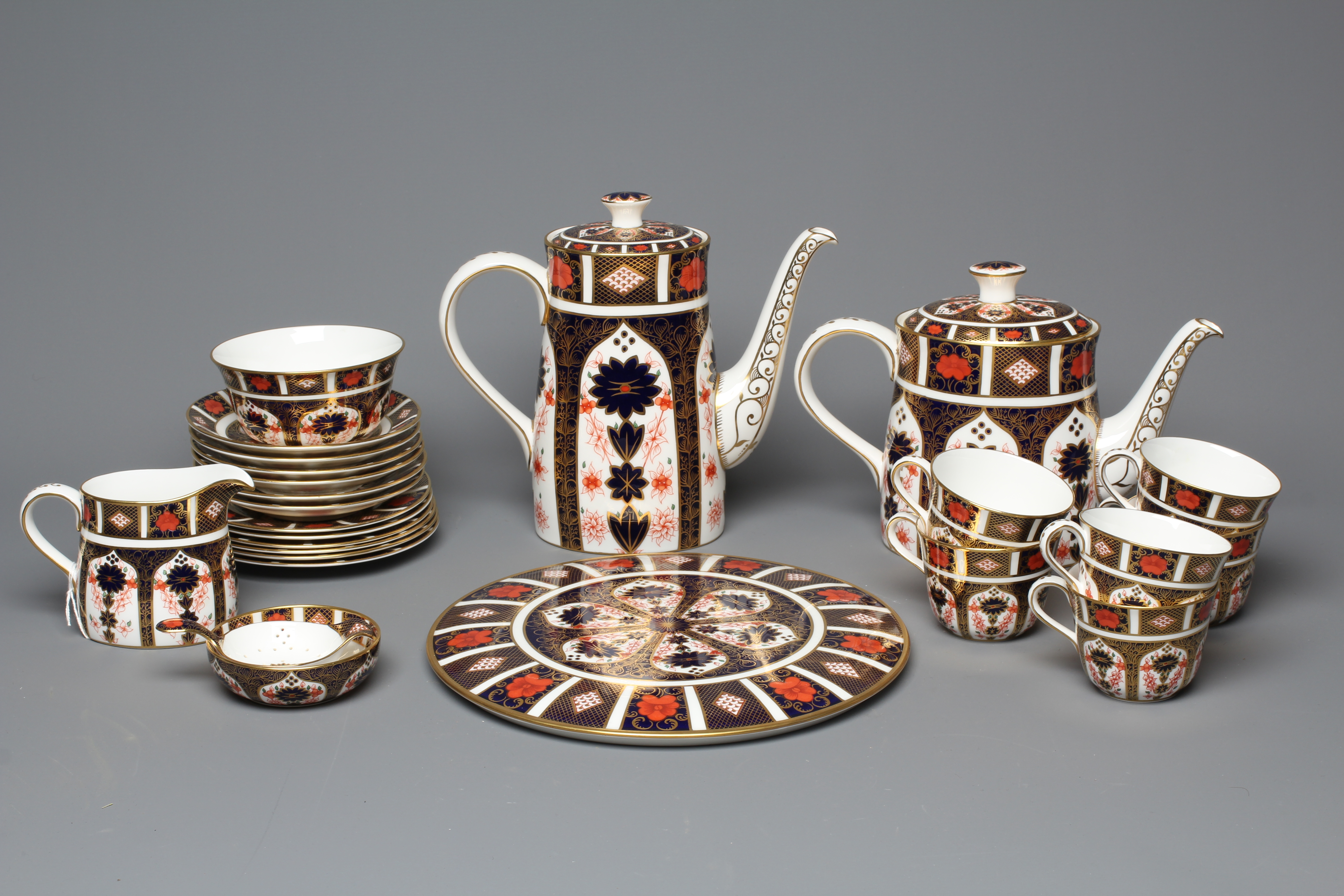 A ROYAL CROWN DERBY IMARI PATTERN TEA SERVICE Image