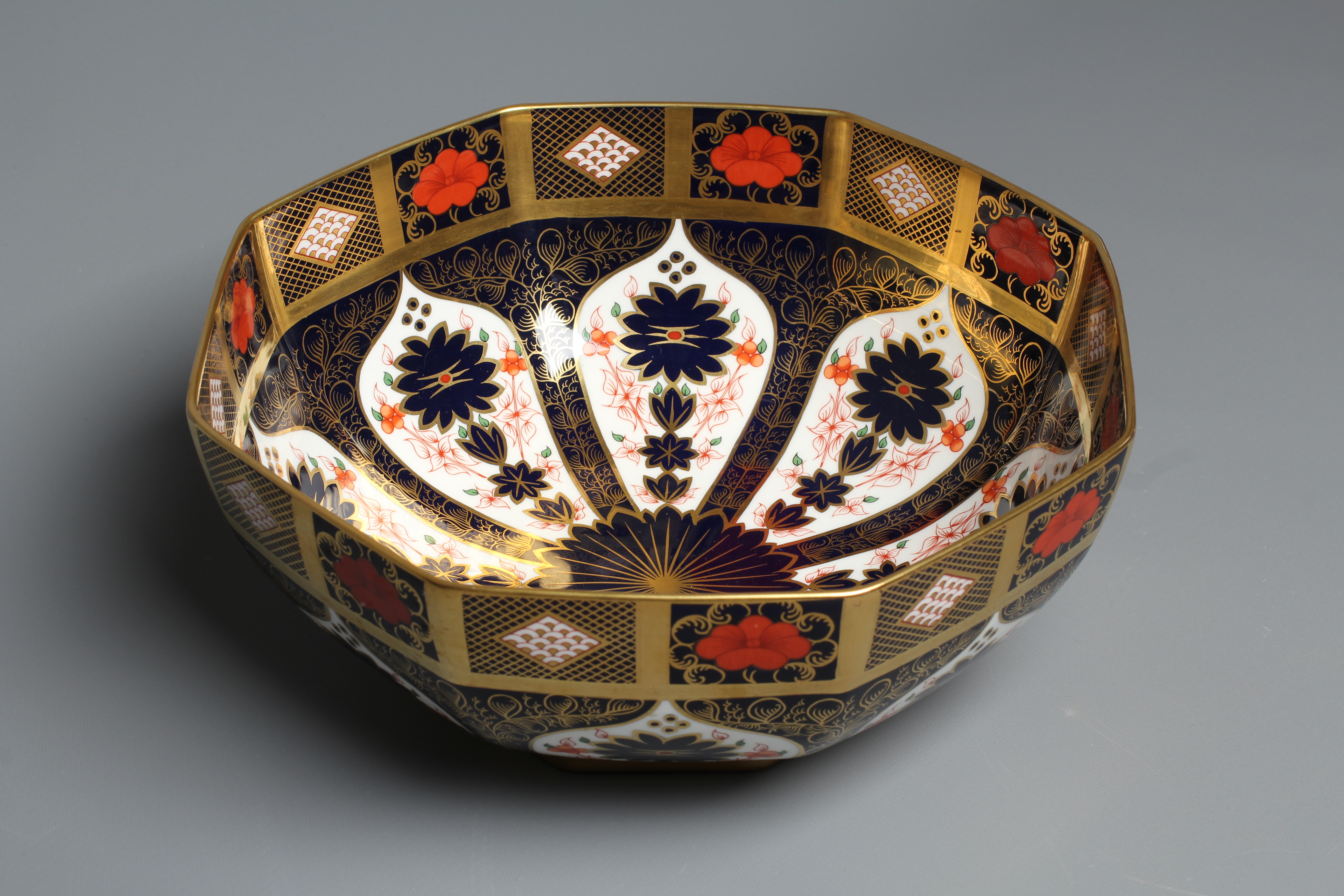 A ROYAL CROWN DERBY IMARI PATTERN LARGE OCTAGONAL BOWL, 1983, iron red printed 1128 mark, 11" wide Image