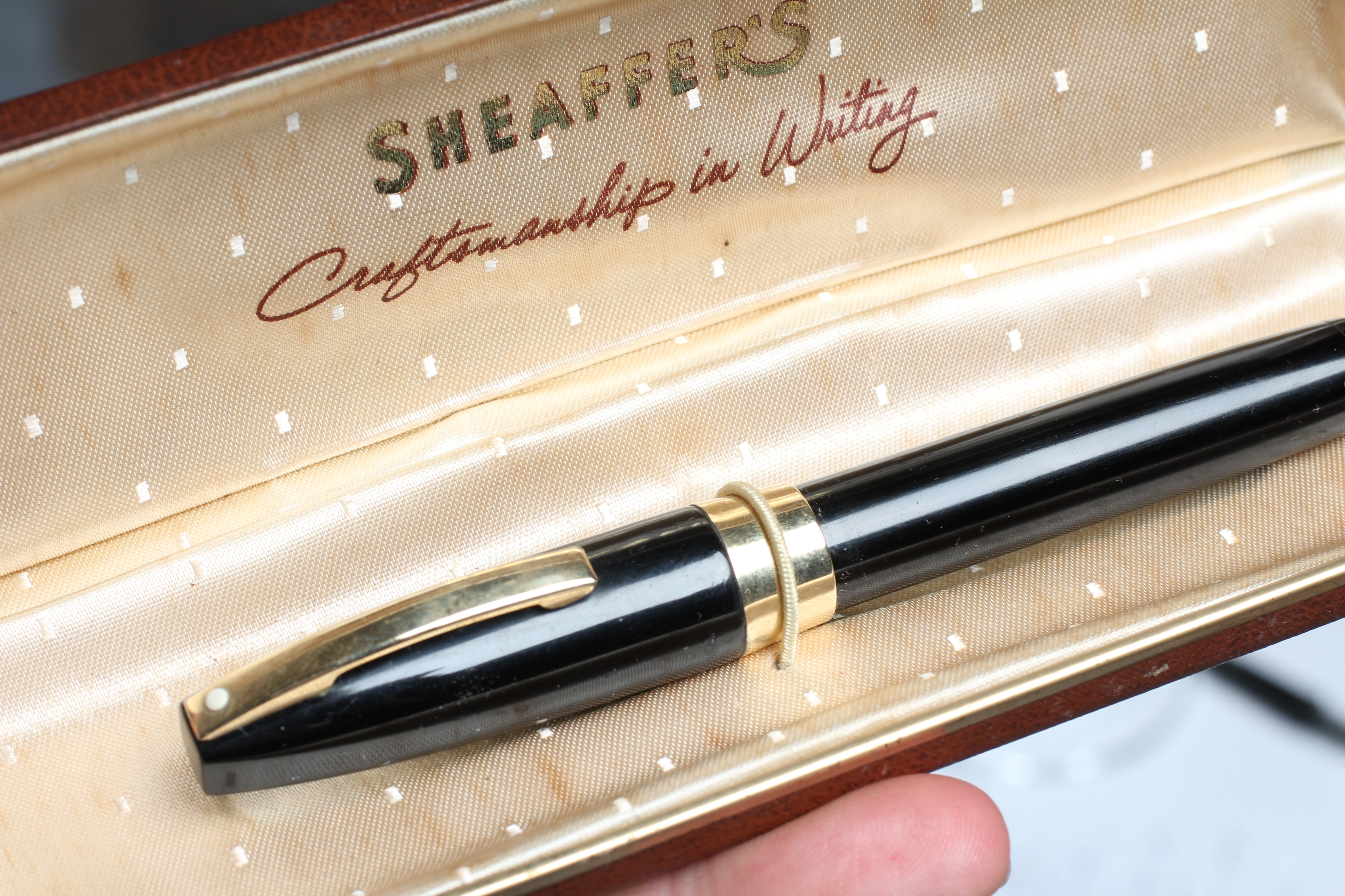 FIVE FOUNTAIN PENS: comprising a black Sheaffer pen marked 14k with original box Image